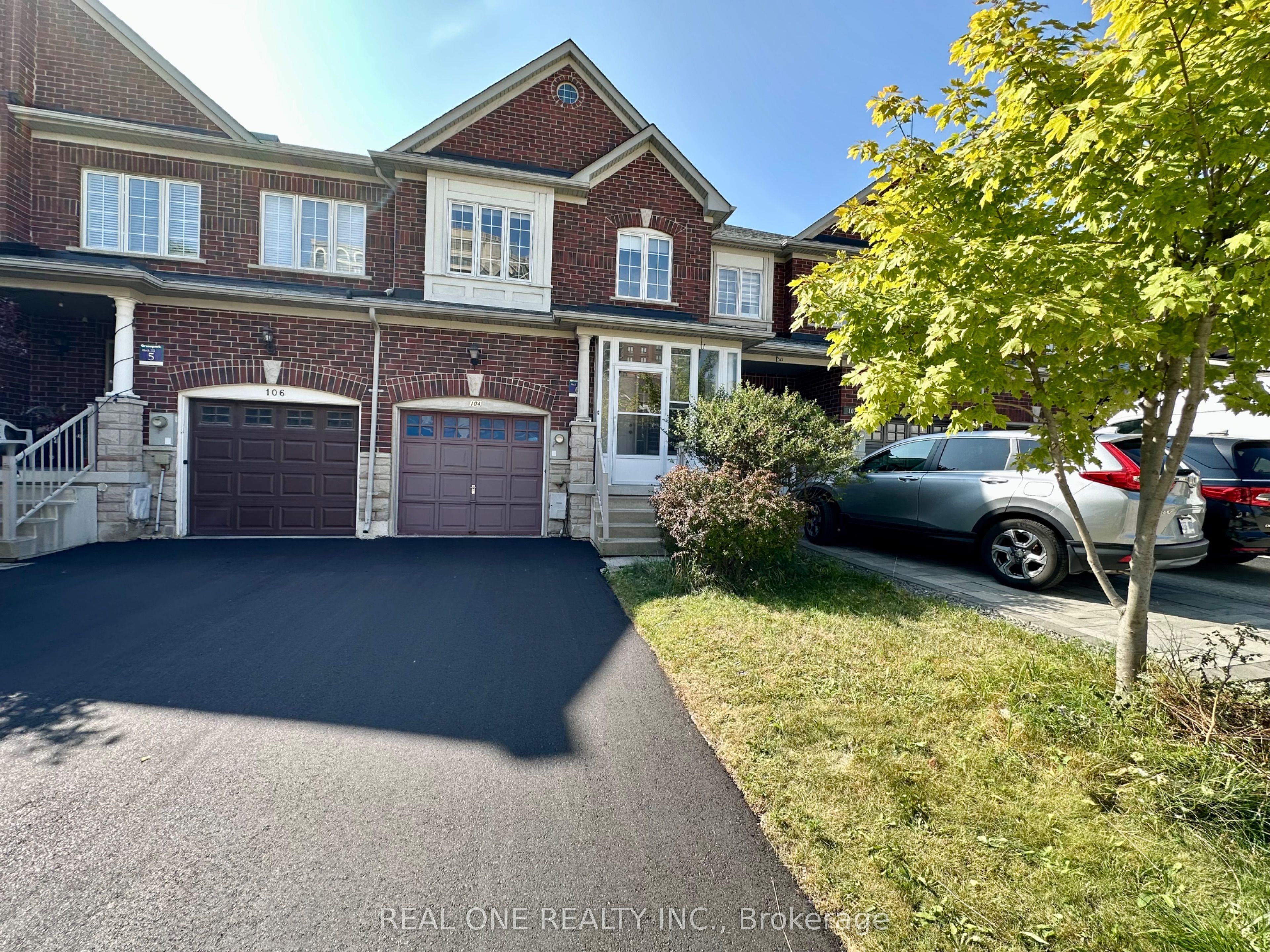 104 Revelstoke Crescent, Richmond Hill, ON L4B 4T4 photo 2