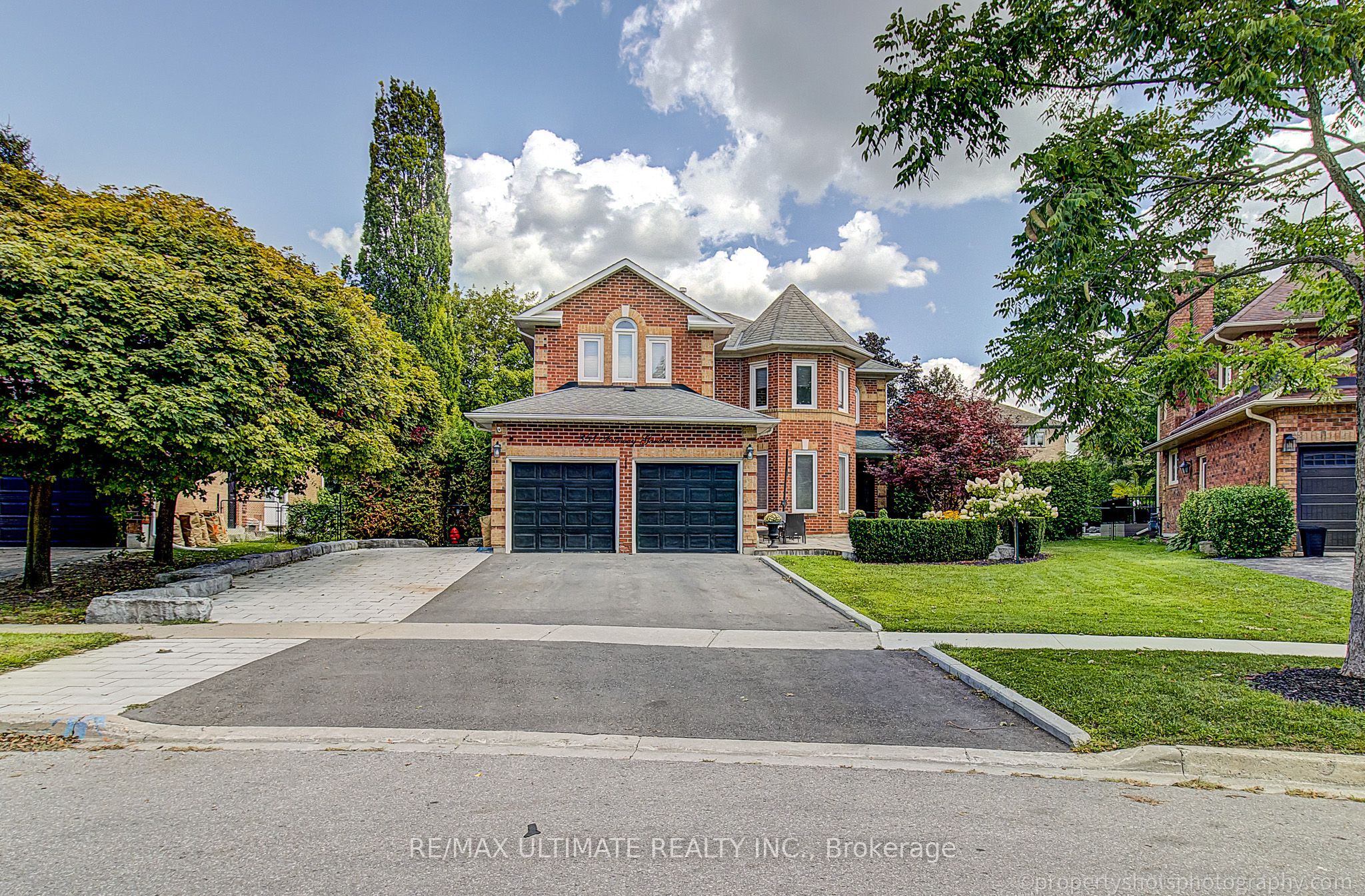 351 Fairway Gardens, Newmarket, ON L3X 1B4