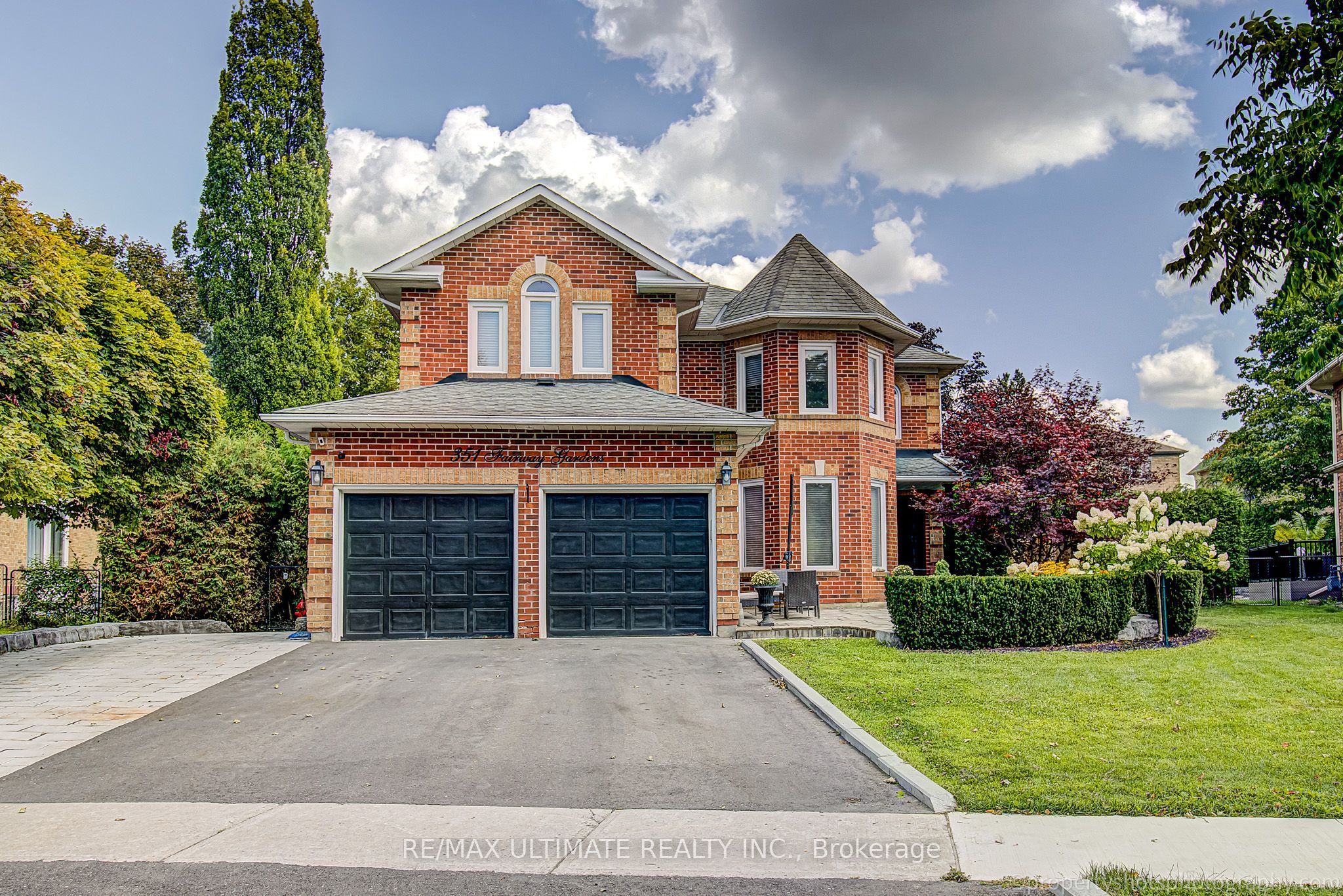 351 Fairway Gardens, Newmarket, ON L3X 1B4 photo 2