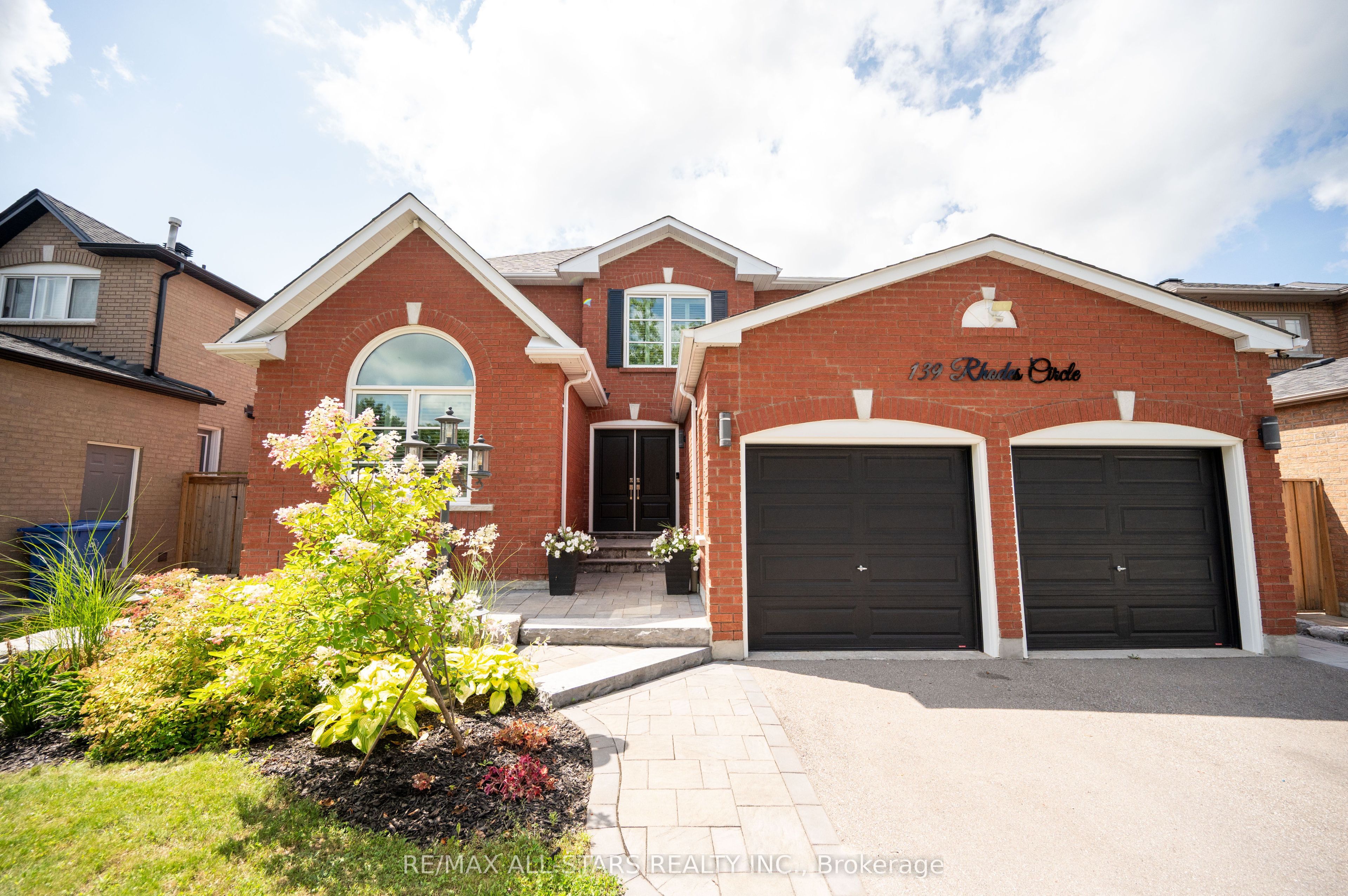 139 Rhodes Circle, Newmarket, ON L3X 1V2 photo 3