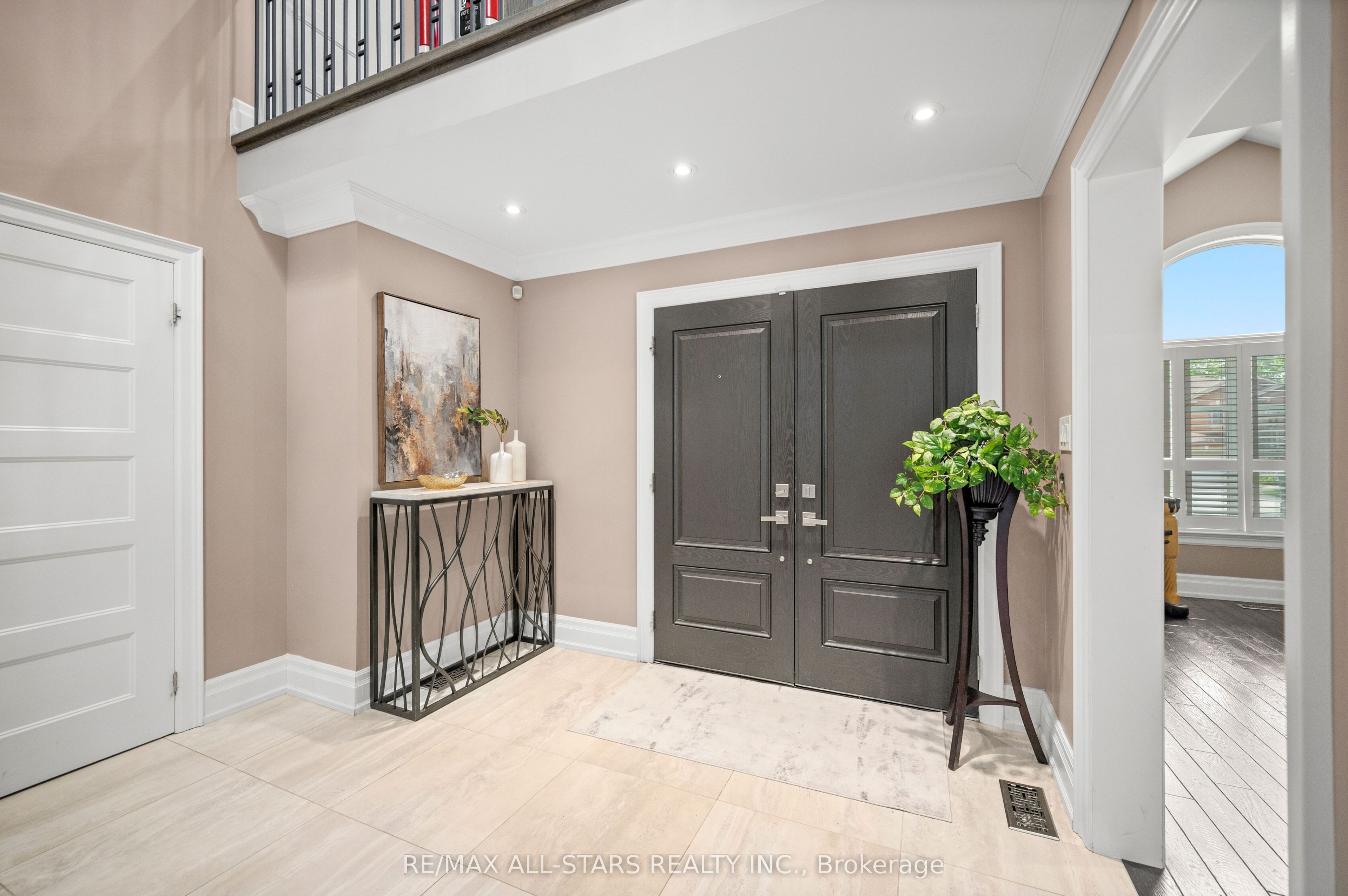 139 Rhodes Circle, Newmarket, ON L3X 1V2 photo 4