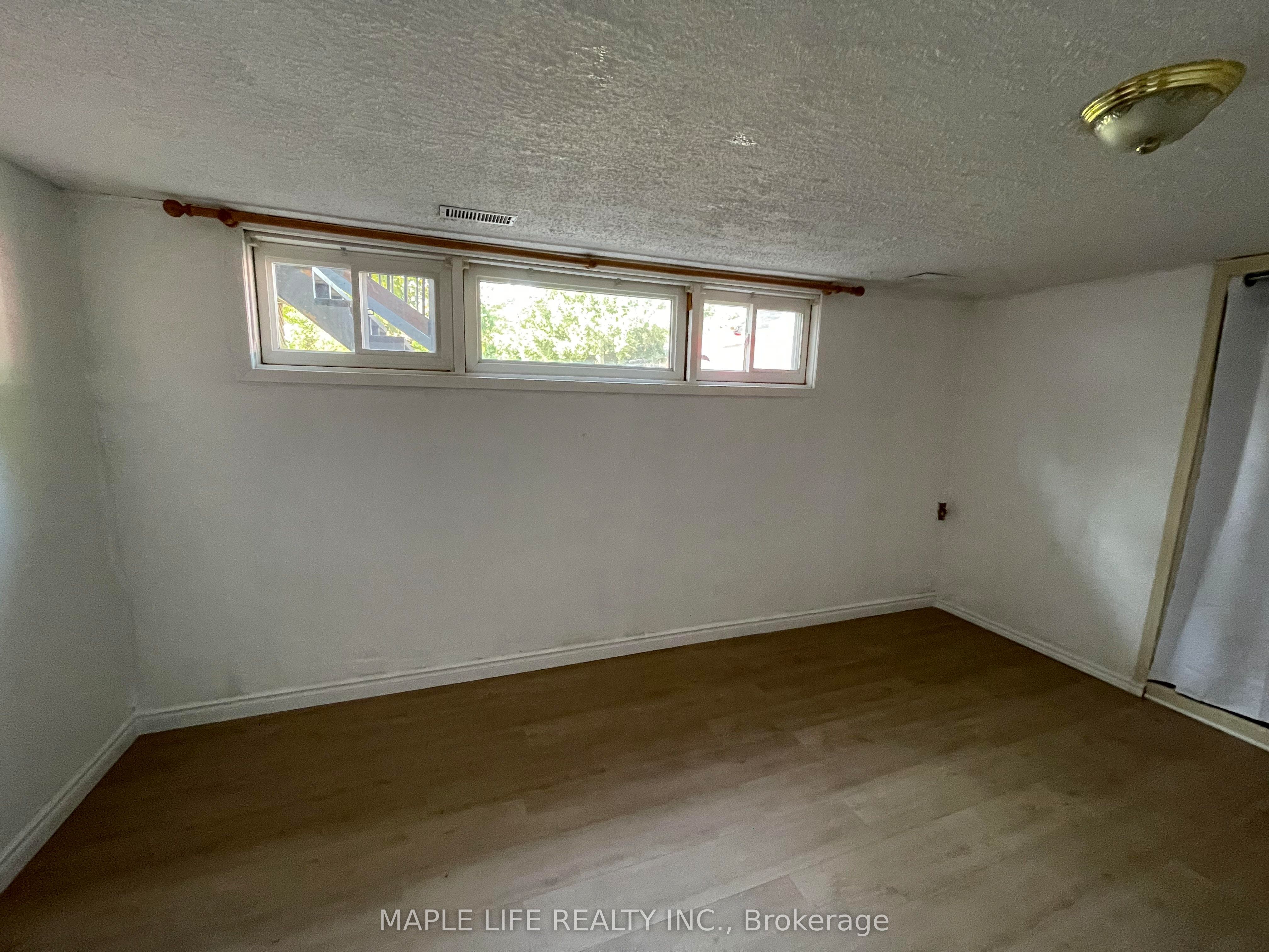 886bsmt Srigley Street, Newmarket, ON L3Y 1X7 photo 4