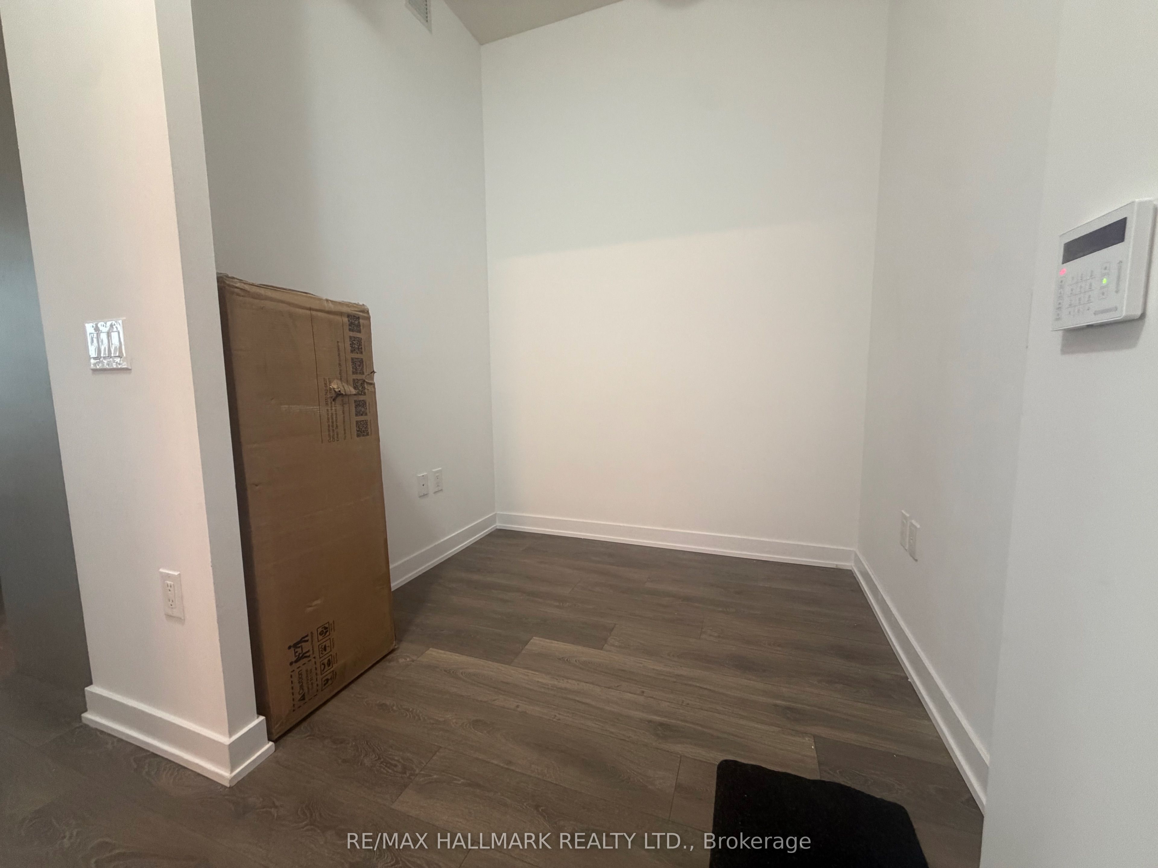 38 Honeycrisp Crescent 1215, Vaughan, ON L4K 0M8 photo 2