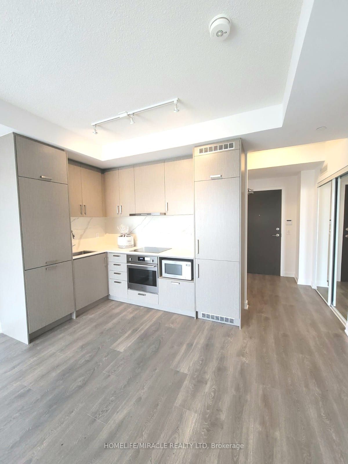 60 Honeycrisp Crescent N 808, Vaughan, ON L4K 0N5 photo 3