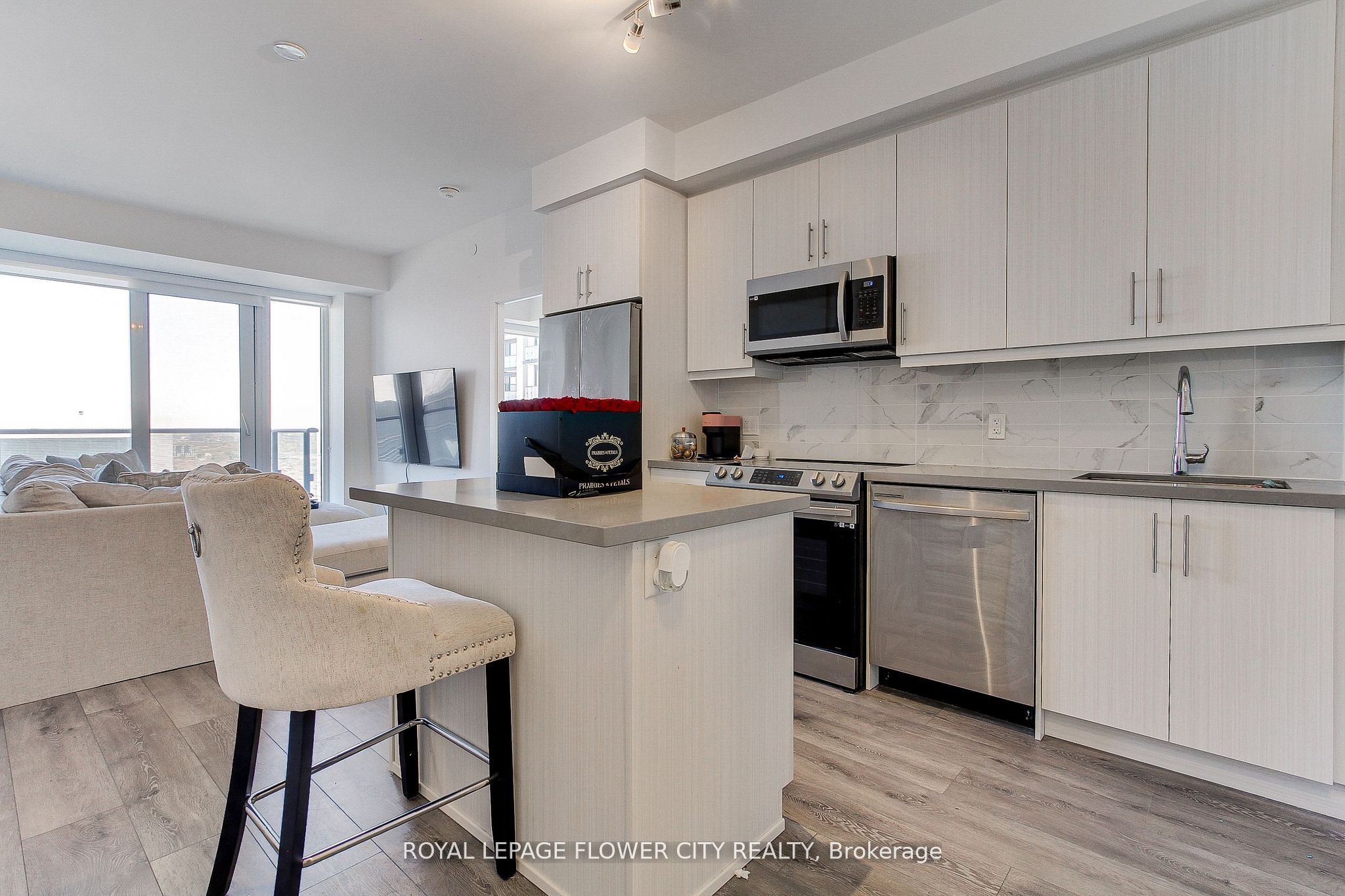 95 Oneida Crescent 2305, Richmond Hill, ON L4B 0H5 photo 2