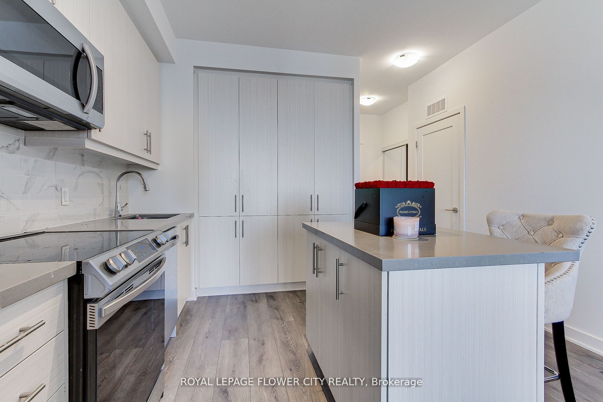 95 Oneida Crescent 2305, Richmond Hill, ON L4B 0H5 photo 3