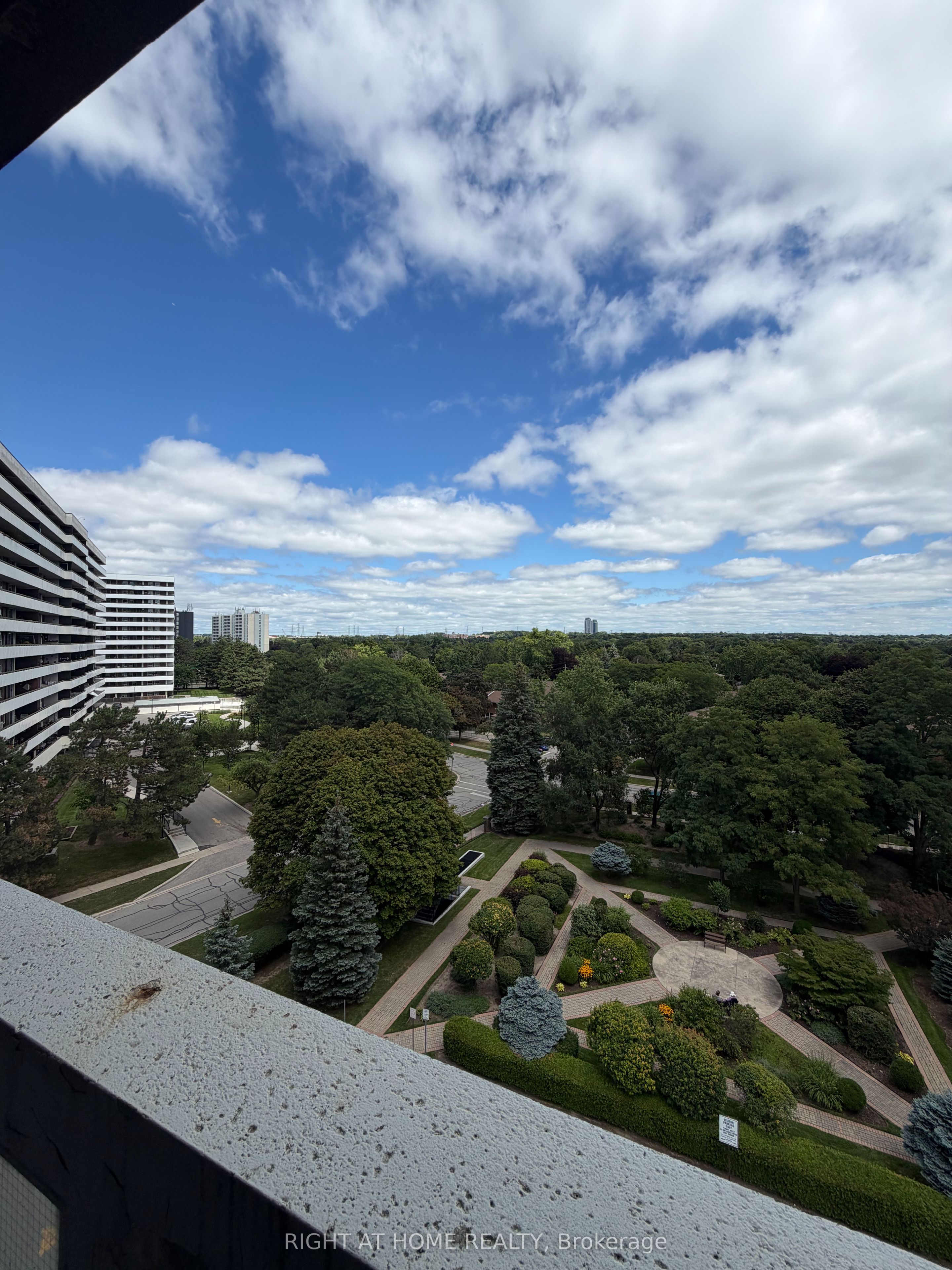 60 Inverlochy Boulevard 802, Markham, ON L3T 4T7 photo 2
