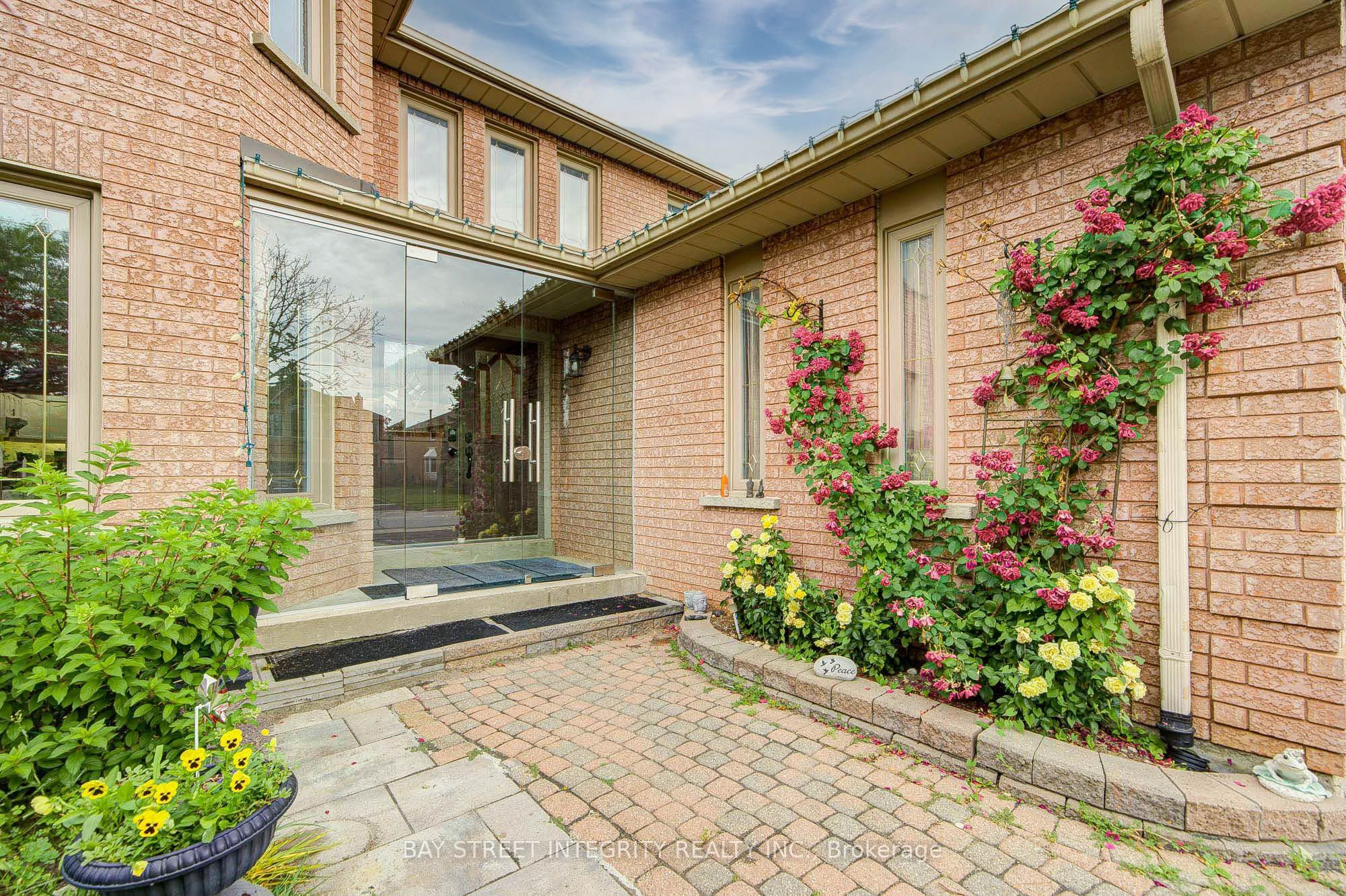 753 College Manor Drive, Newmarket, ON L3Y 8G6 photo 2