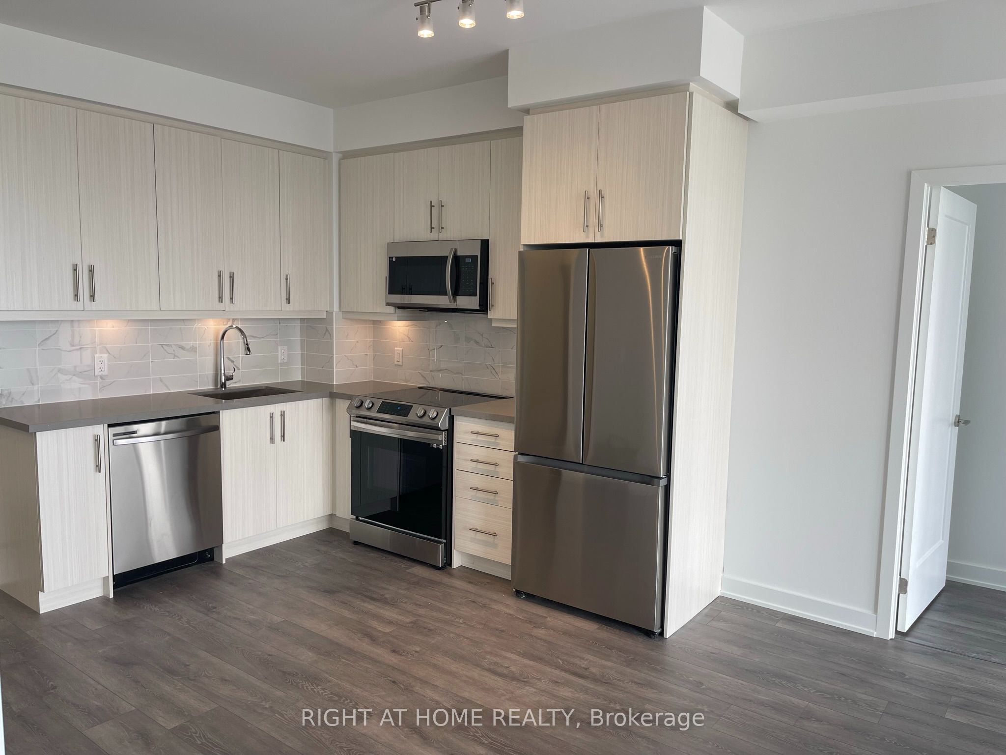 105 Oneida Crescent 1706, Richmond Hill, ON L4B 0H6 photo 2