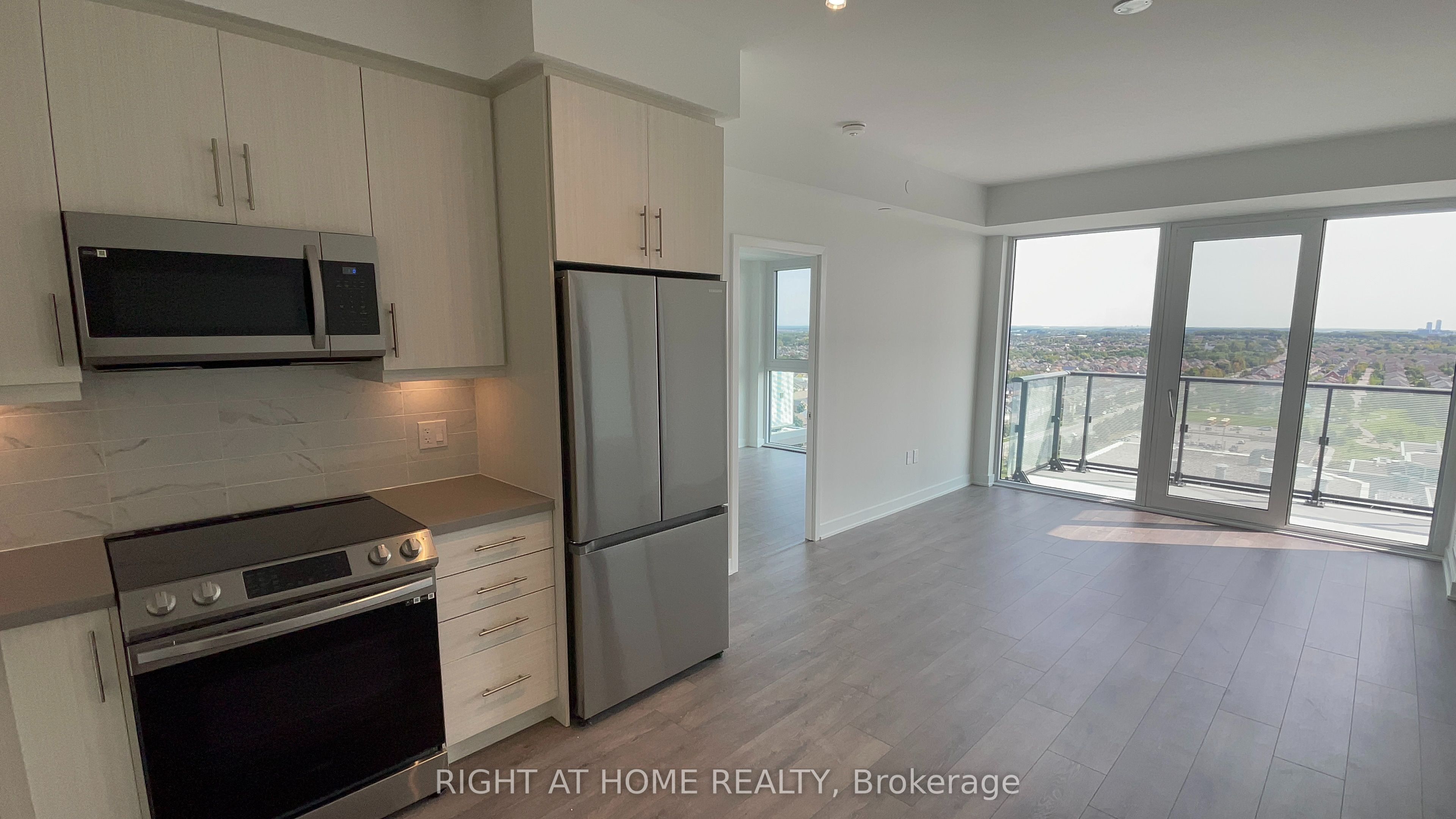 105 Oneida Crescent 1706, Richmond Hill, ON L4B 0H6 photo 3