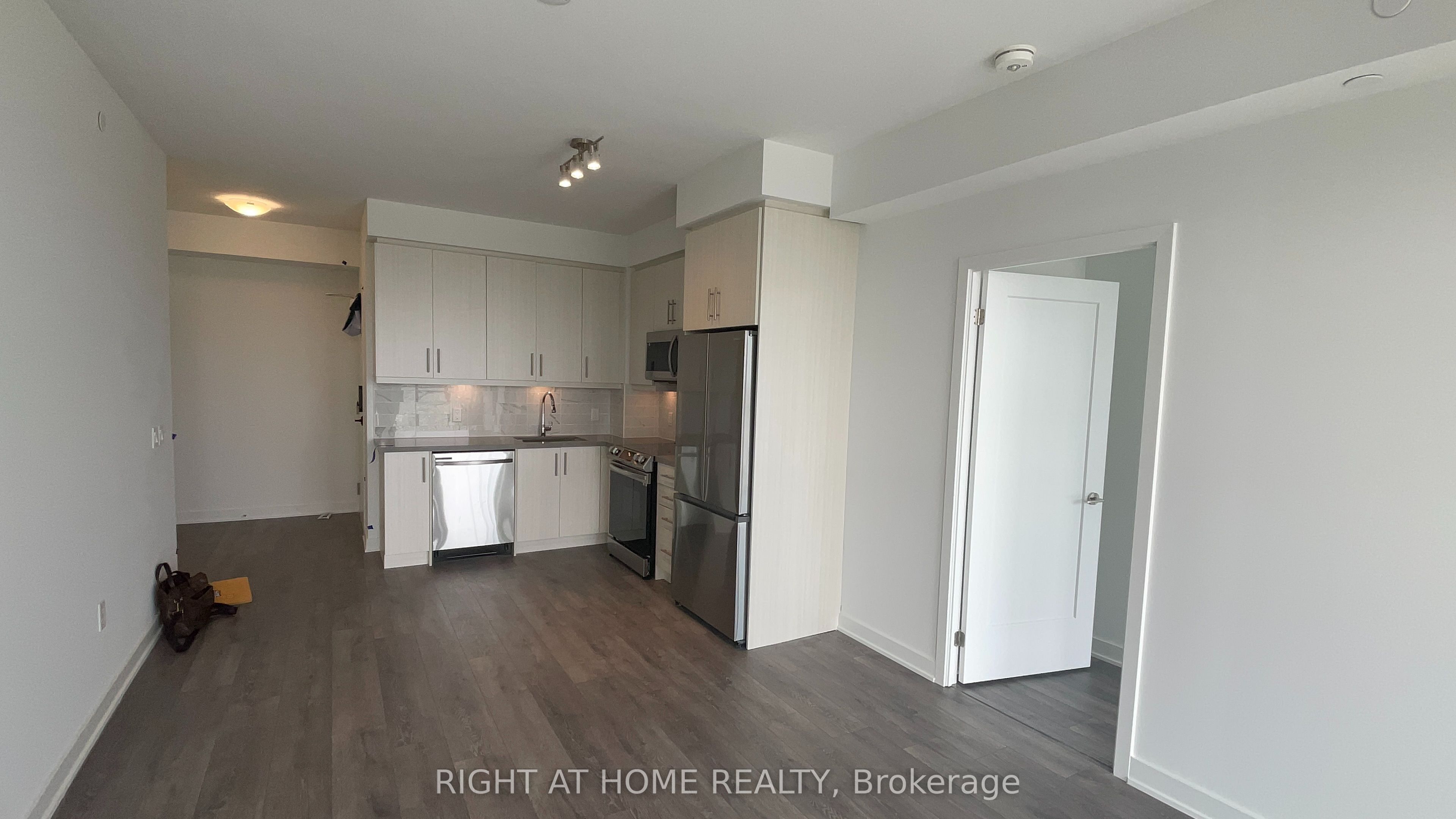 105 Oneida Crescent 1706, Richmond Hill, ON L4B 0H6 photo 4