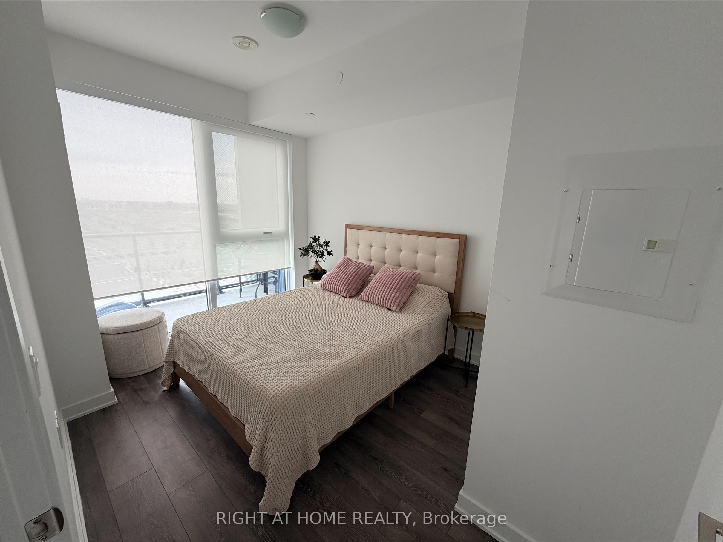 105 Oneida Crescent 1706, Richmond Hill, ON L4B 0H6 photo 5
