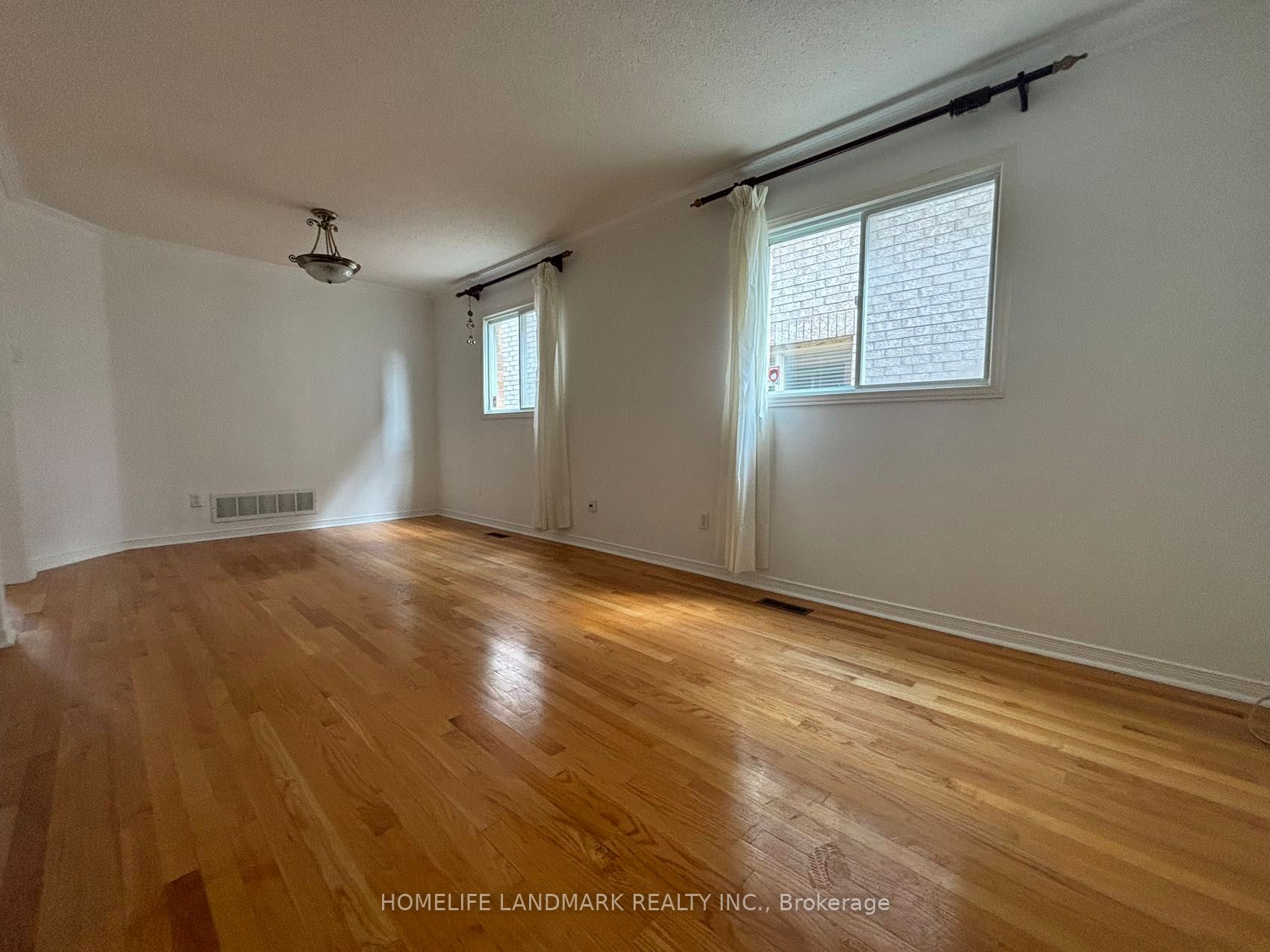 9 Baltic Street, Richmond Hill, ON L4B 4H8 photo 2