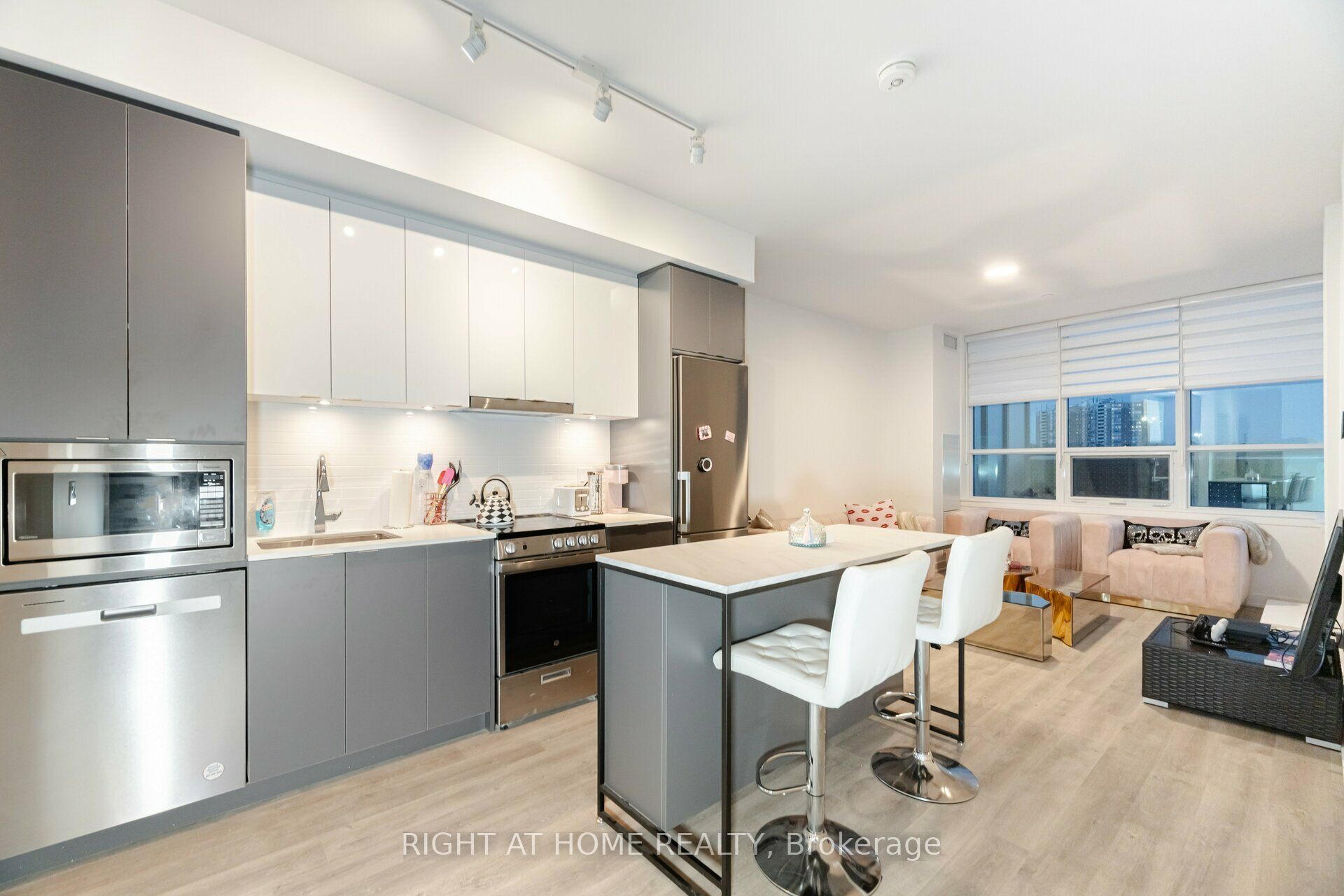 50 Upper MAll Way 226, Vaughan, ON L4J 0L8