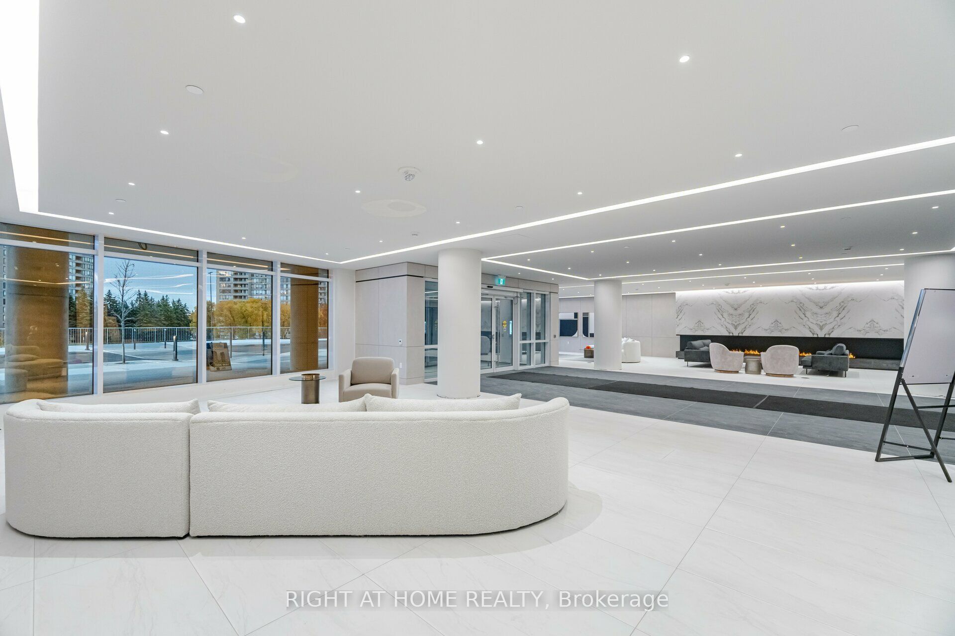 50 Upper MAll Way 226, Vaughan, ON L4J 0L8 photo 3