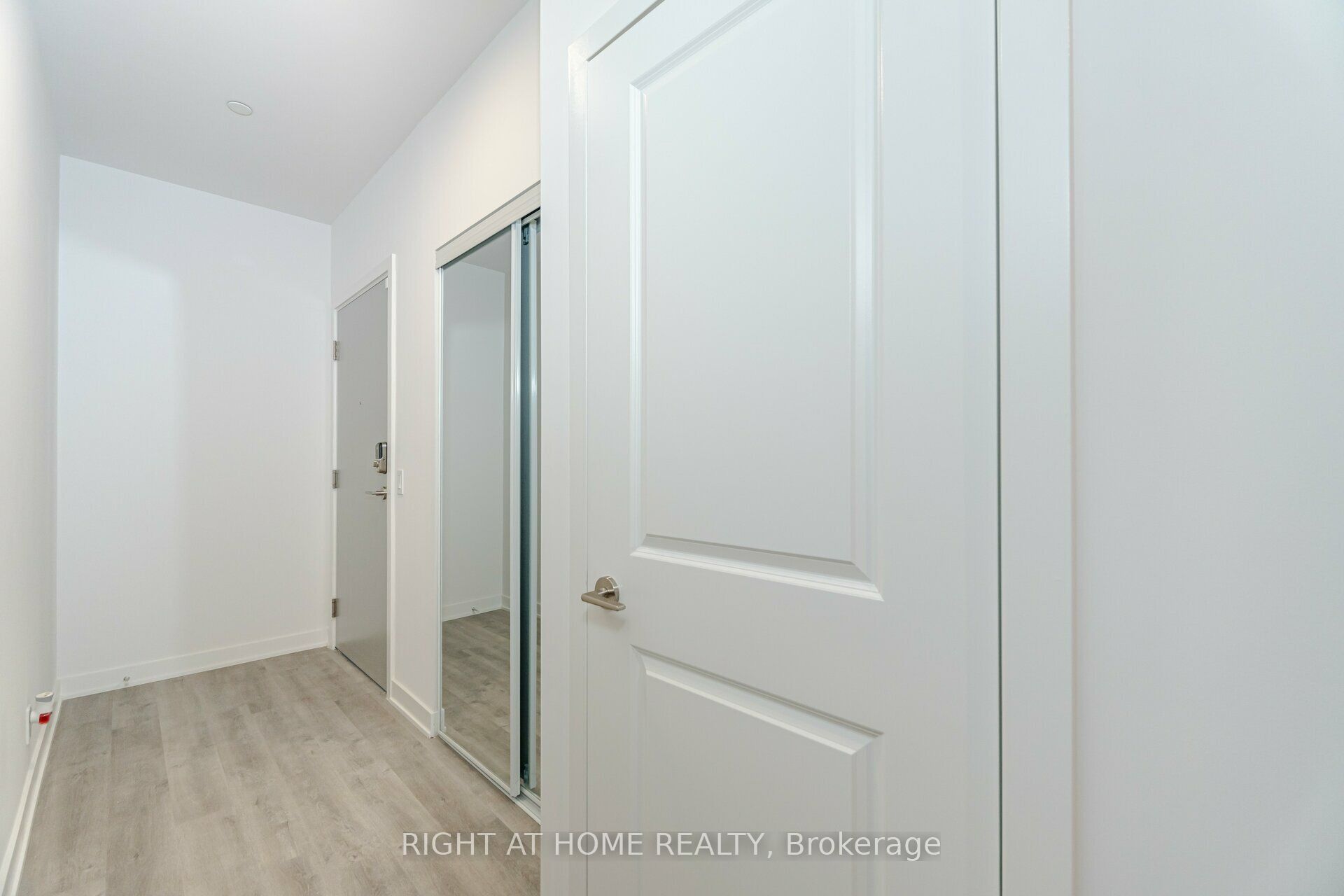50 Upper MAll Way 226, Vaughan, ON L4J 0L8 photo 5
