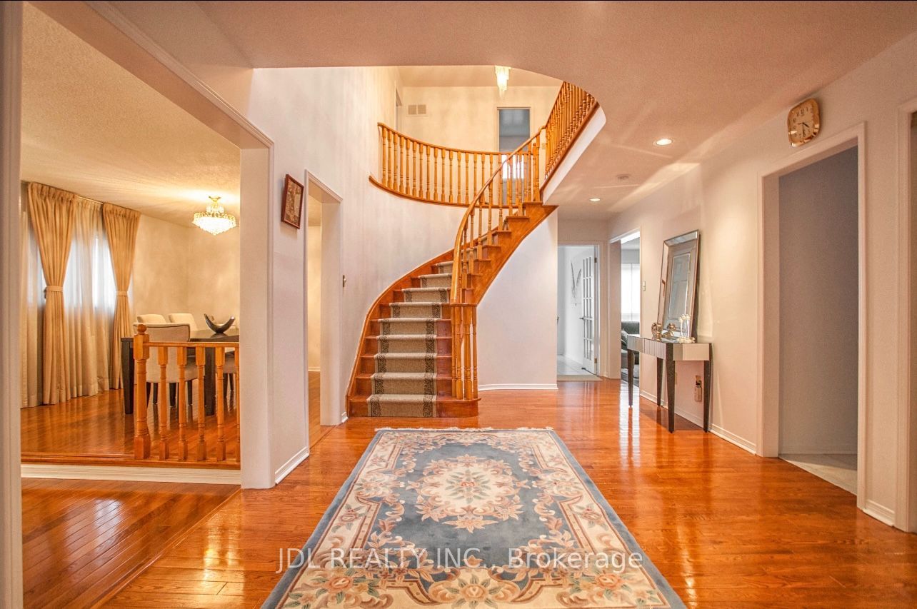 101 Summerdale Dr Drive Master Bedroom 2nd Floor, Markham, ON L3T 6W3