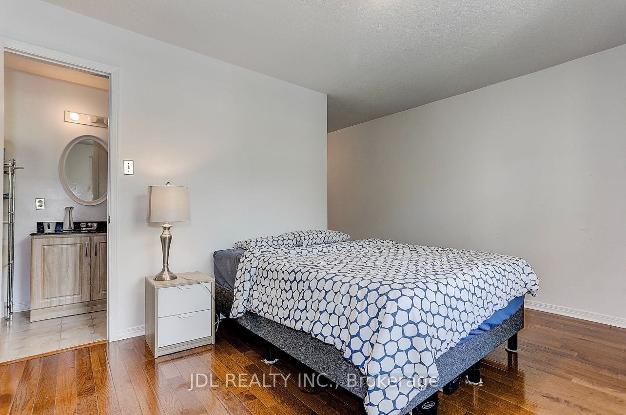 101 Summerdale Dr Drive Master Bedroom 2nd Floor, Markham, ON L3T 6W3 photo 3