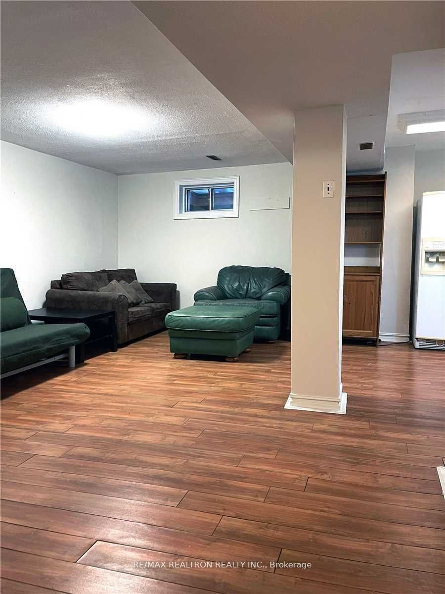 20 McNairn Court Bsmt, Richmond Hill, ON L4C 5X1 photo 2