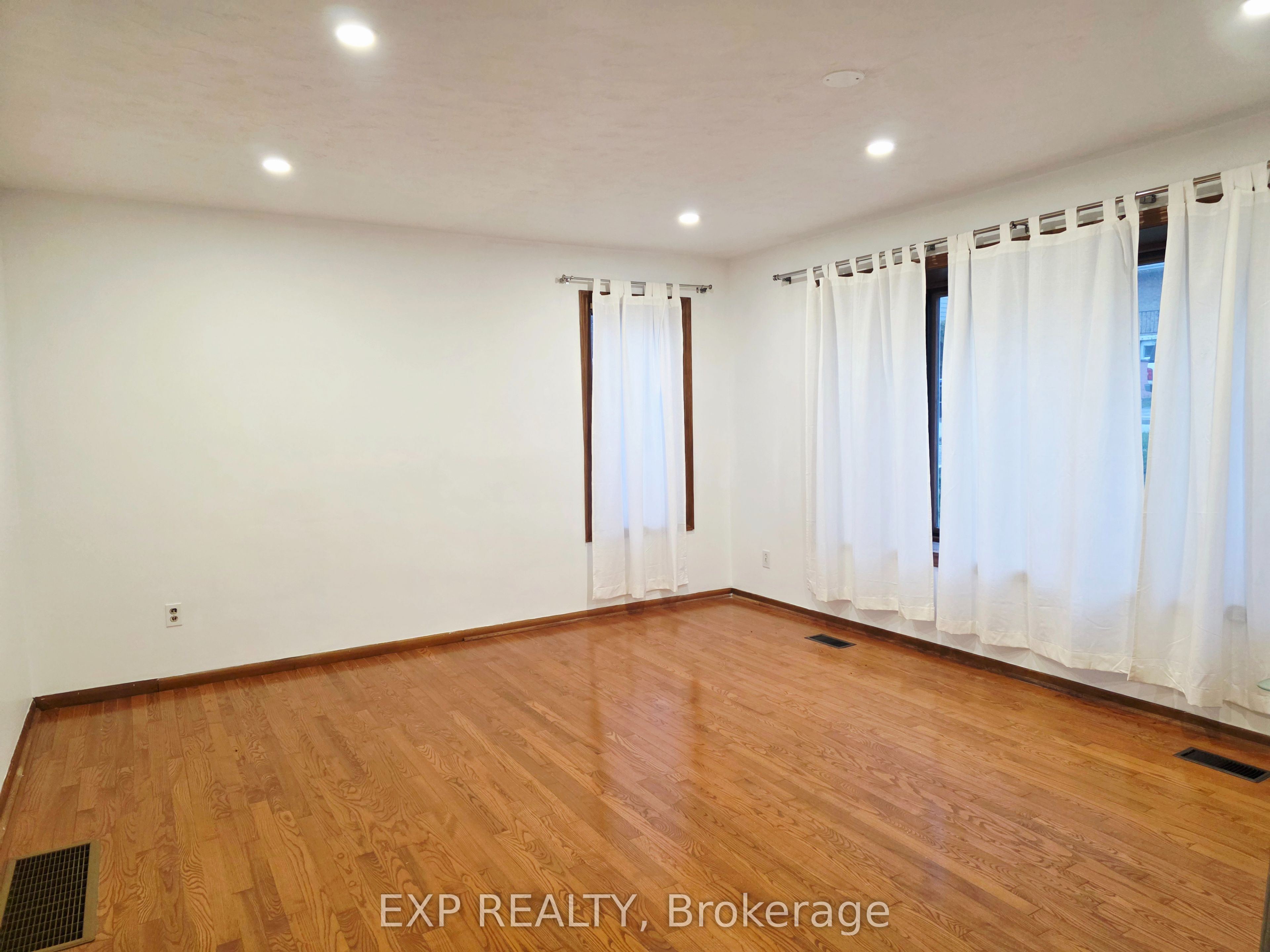 166 John Street W, Bradford West Gwillimbury, ON L3Z 2A7 photo 2