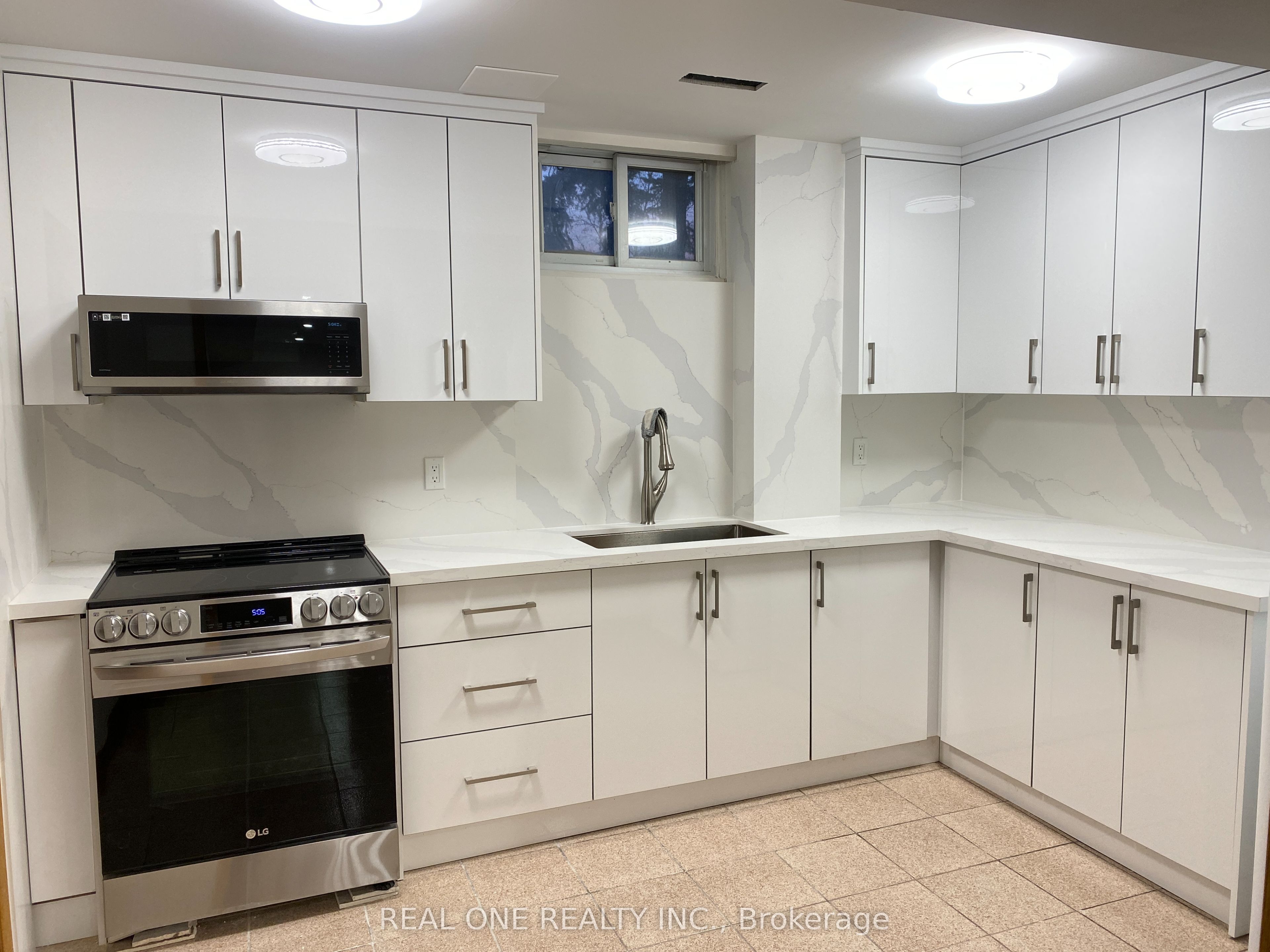 1 Addison Street, Richmond Hill, ON L4C 7M2 photo 3