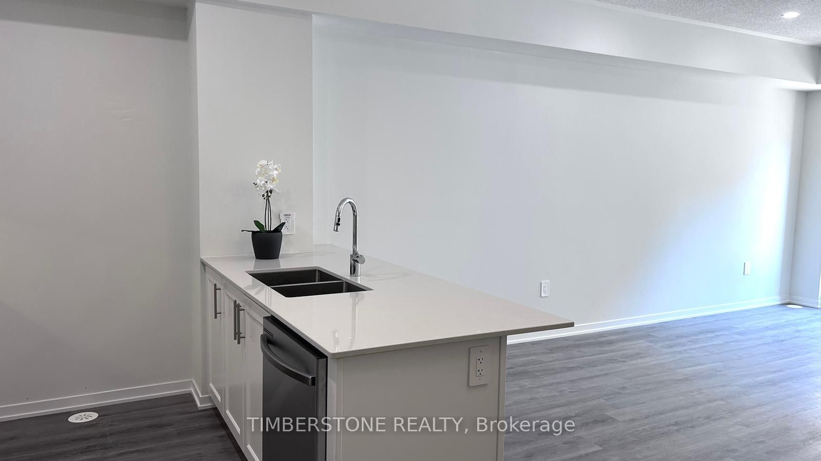21 Honeycrisp Crescent 40, Vaughan, ON L4K 0N6 photo 2