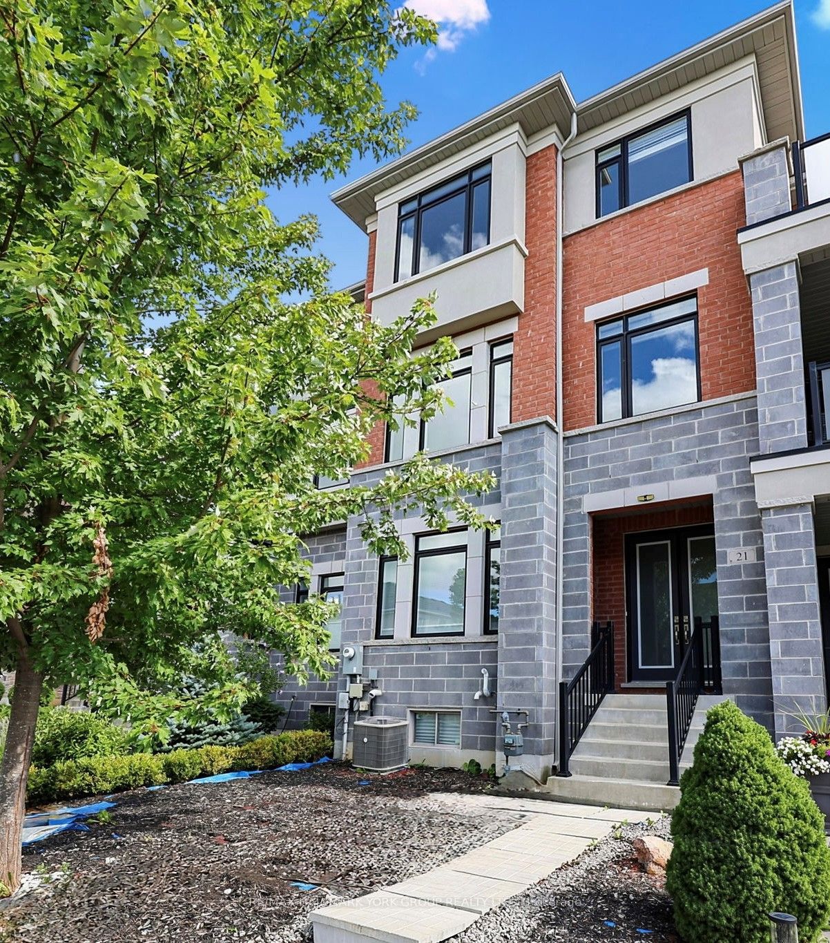 21 Sparks Street, Aurora, ON L4G 0Z9