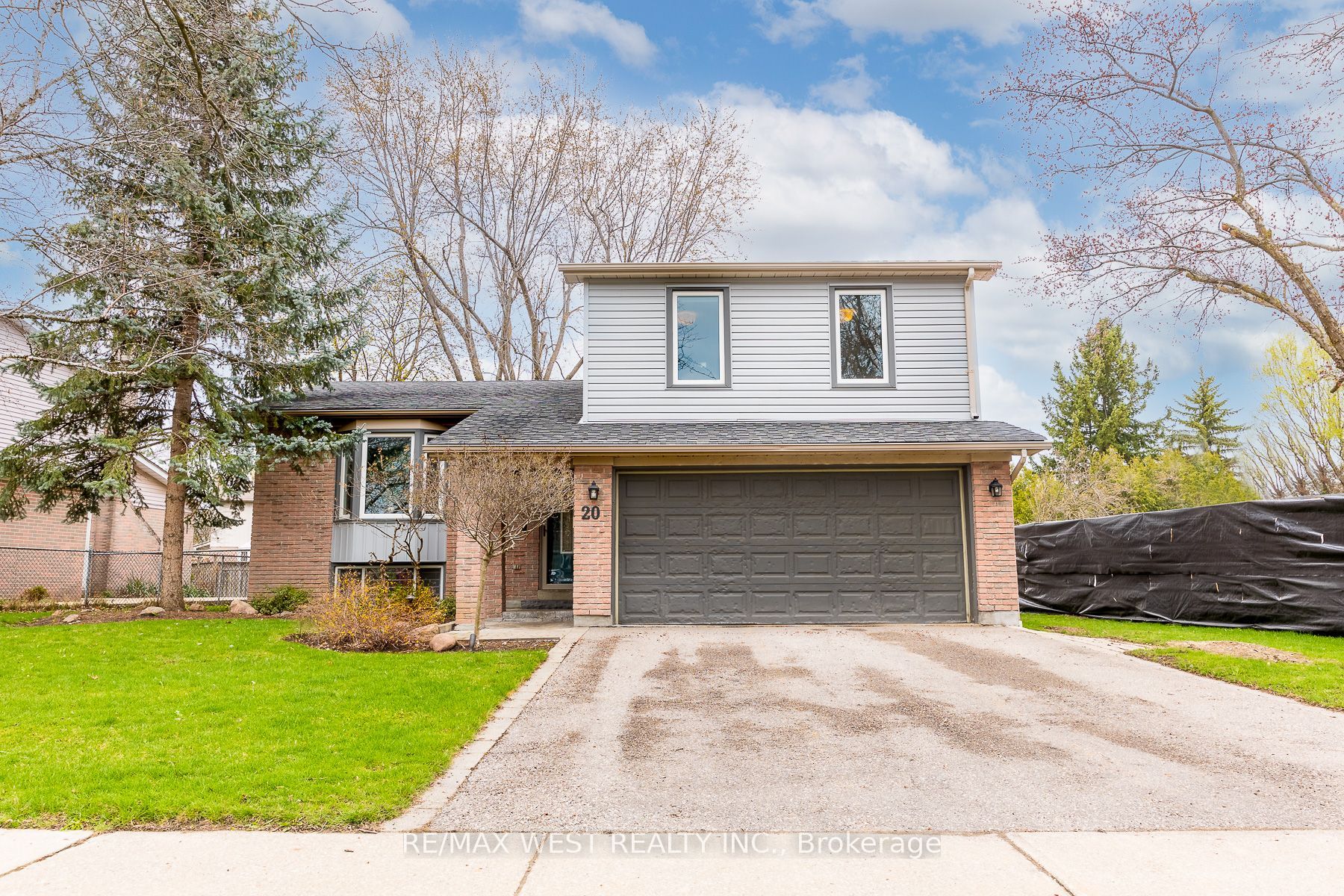 20 Sanderson Crescent, Richmond Hill, ON L4C 5L4