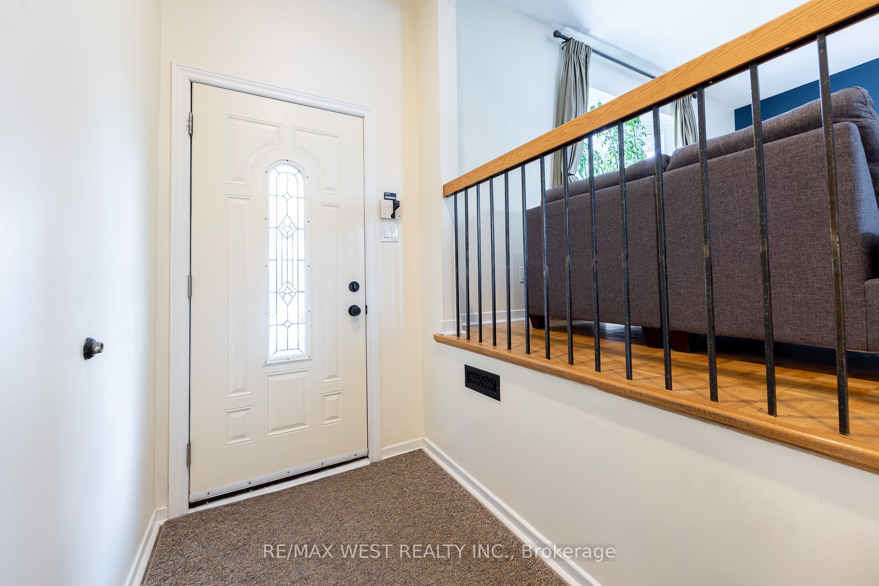 20 Sanderson Crescent, Richmond Hill, ON L4C 5L4 photo 2