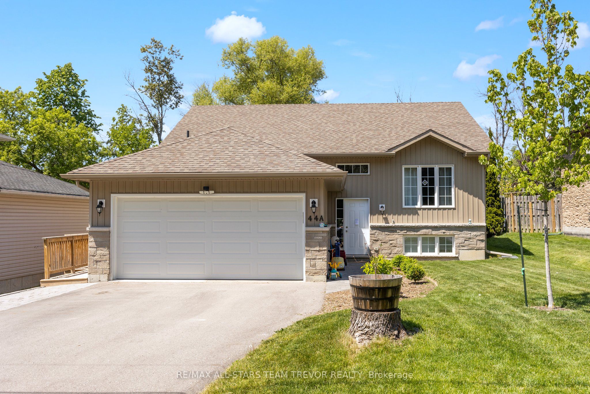 44A Evelyn Avenue Lower, Georgina, ON L4P 3C8
