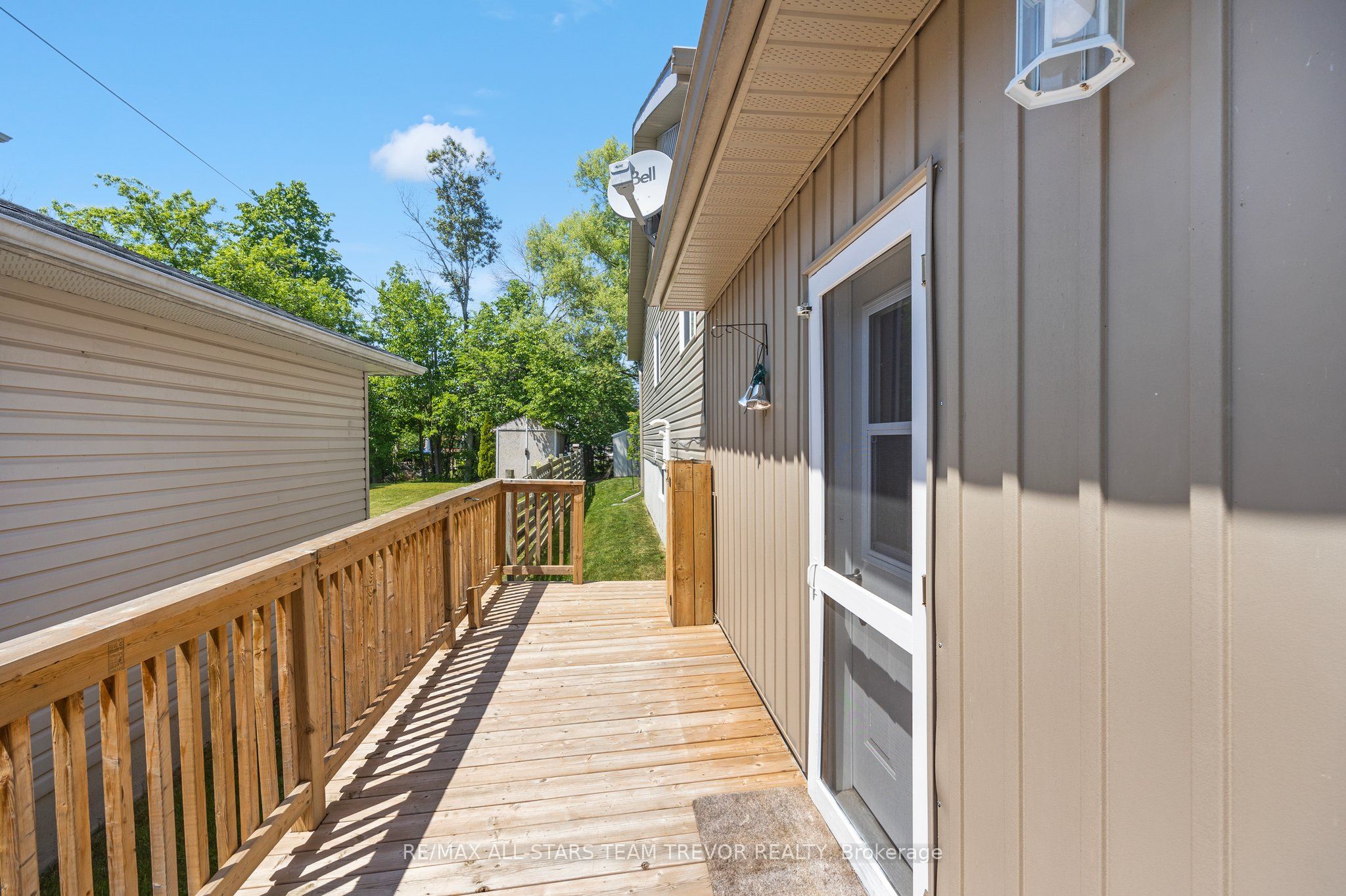 44A Evelyn Avenue Lower, Georgina, ON L4P 3C8 photo 2
