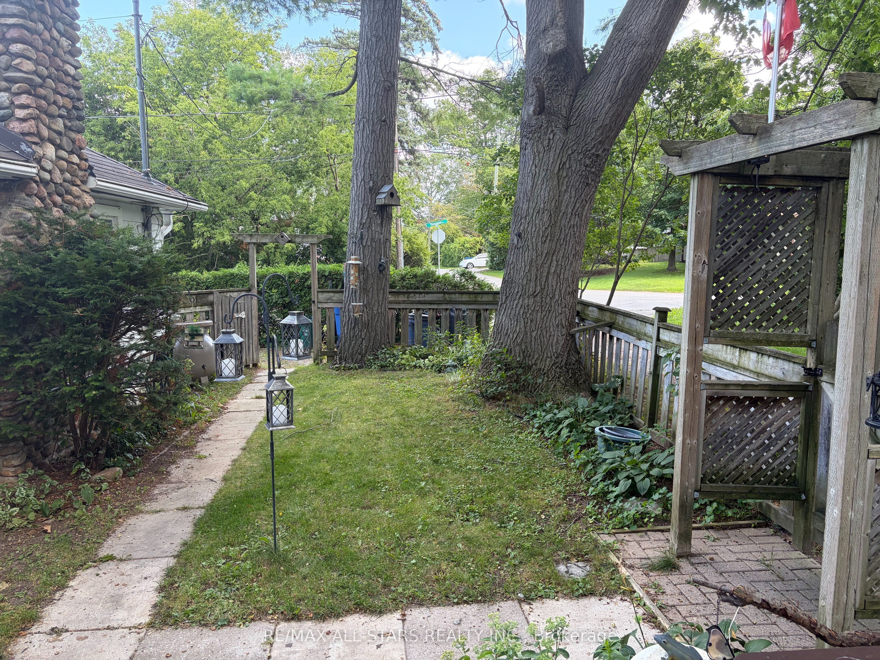 22B Thompson Drive, Georgina, ON L0E 1L0 photo 2