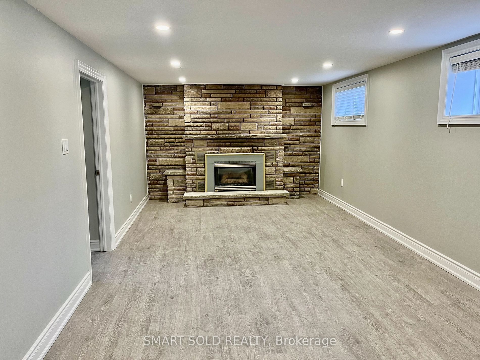 52 Monkswood Crescent Lower, Newmarket, ON L3Y 2K1