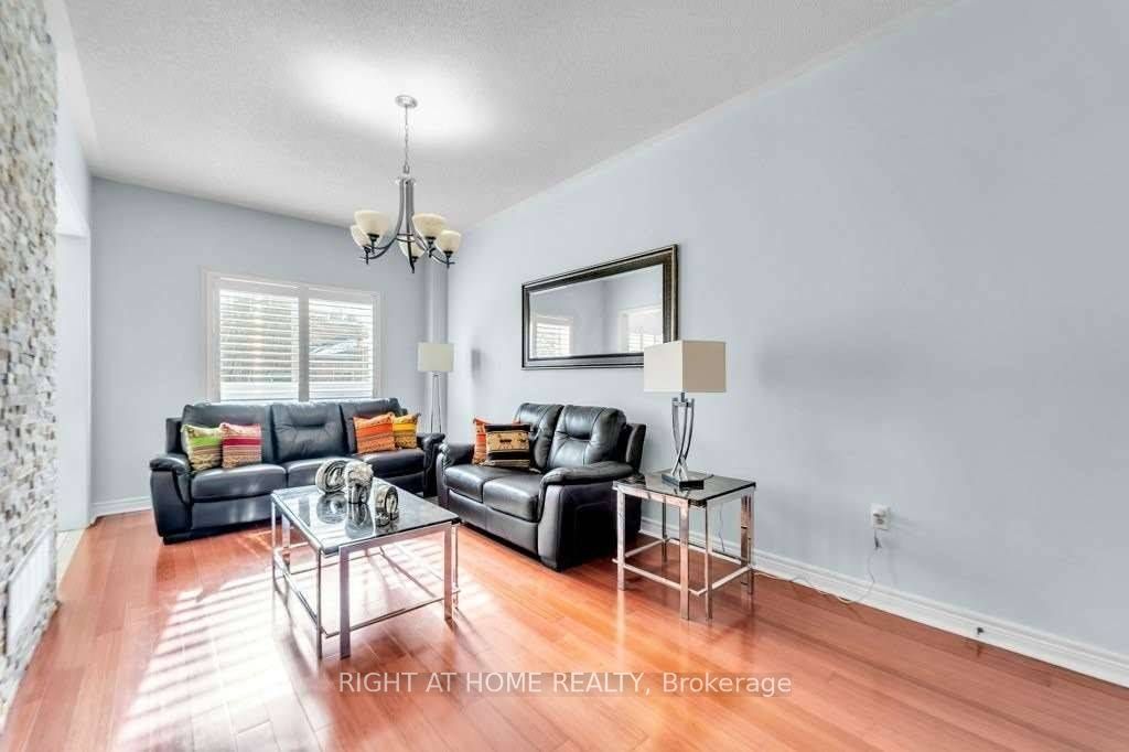 558 Legresley Lane, Newmarket, ON L3Y 8R6 photo 2