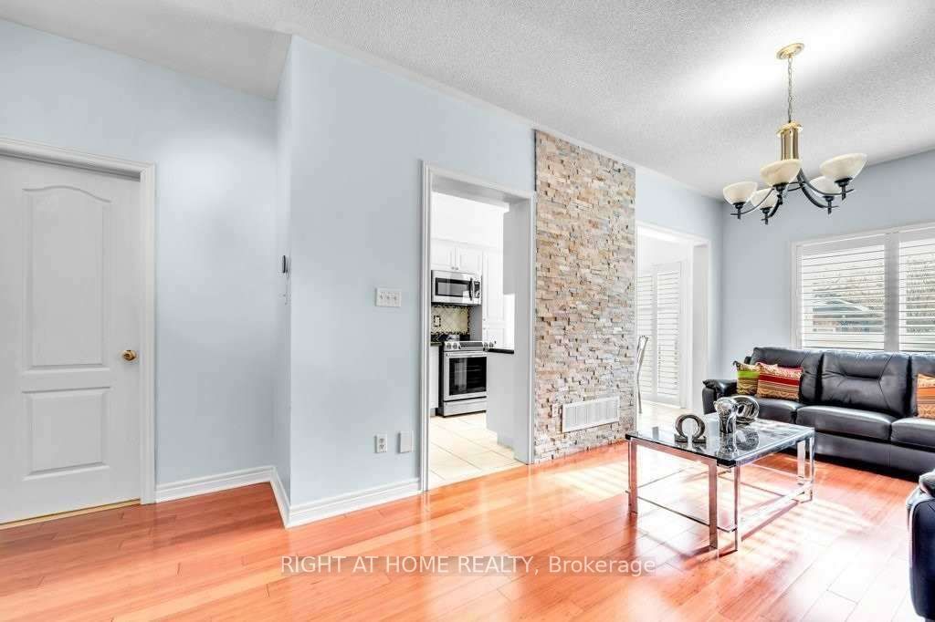 558 Legresley Lane, Newmarket, ON L3Y 8R6 photo 3