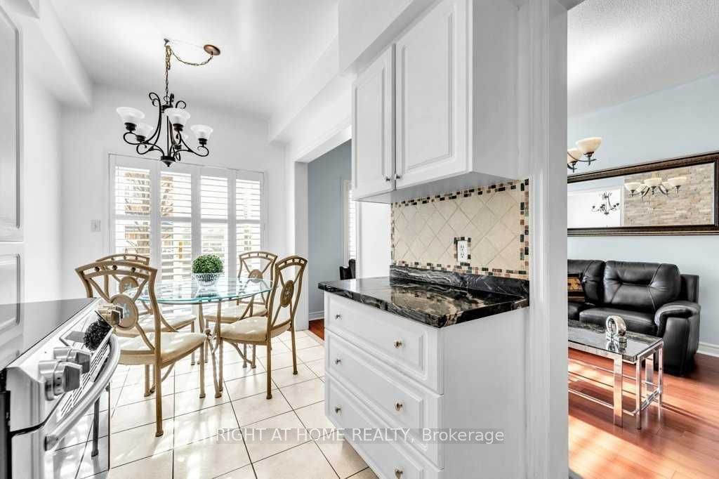 558 Legresley Lane, Newmarket, ON L3Y 8R6 photo 4