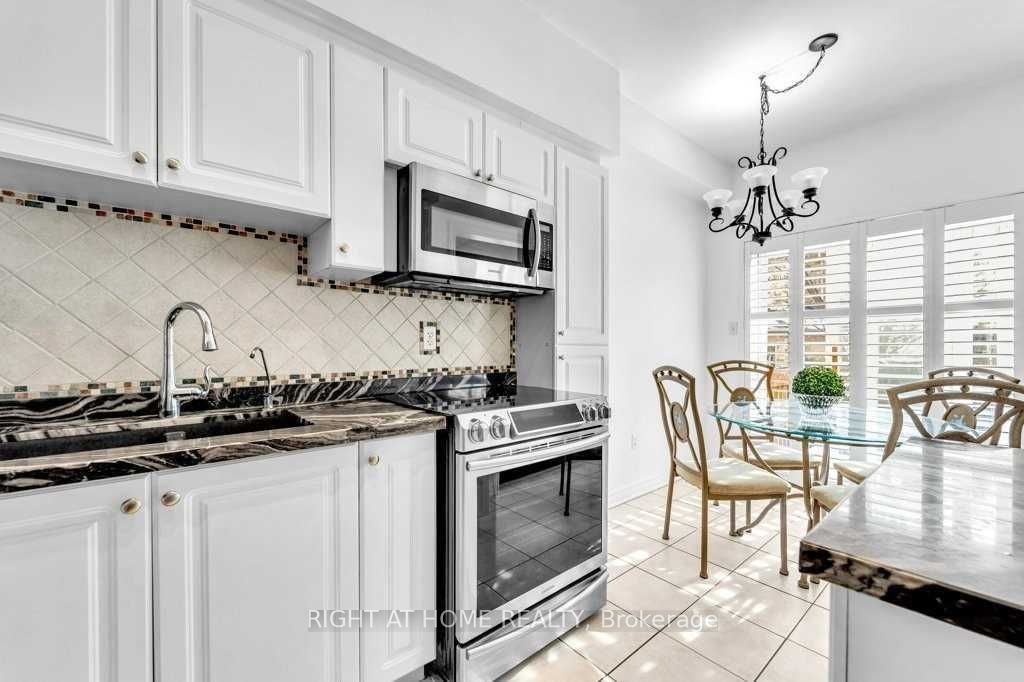 558 Legresley Lane, Newmarket, ON L3Y 8R6 photo 5