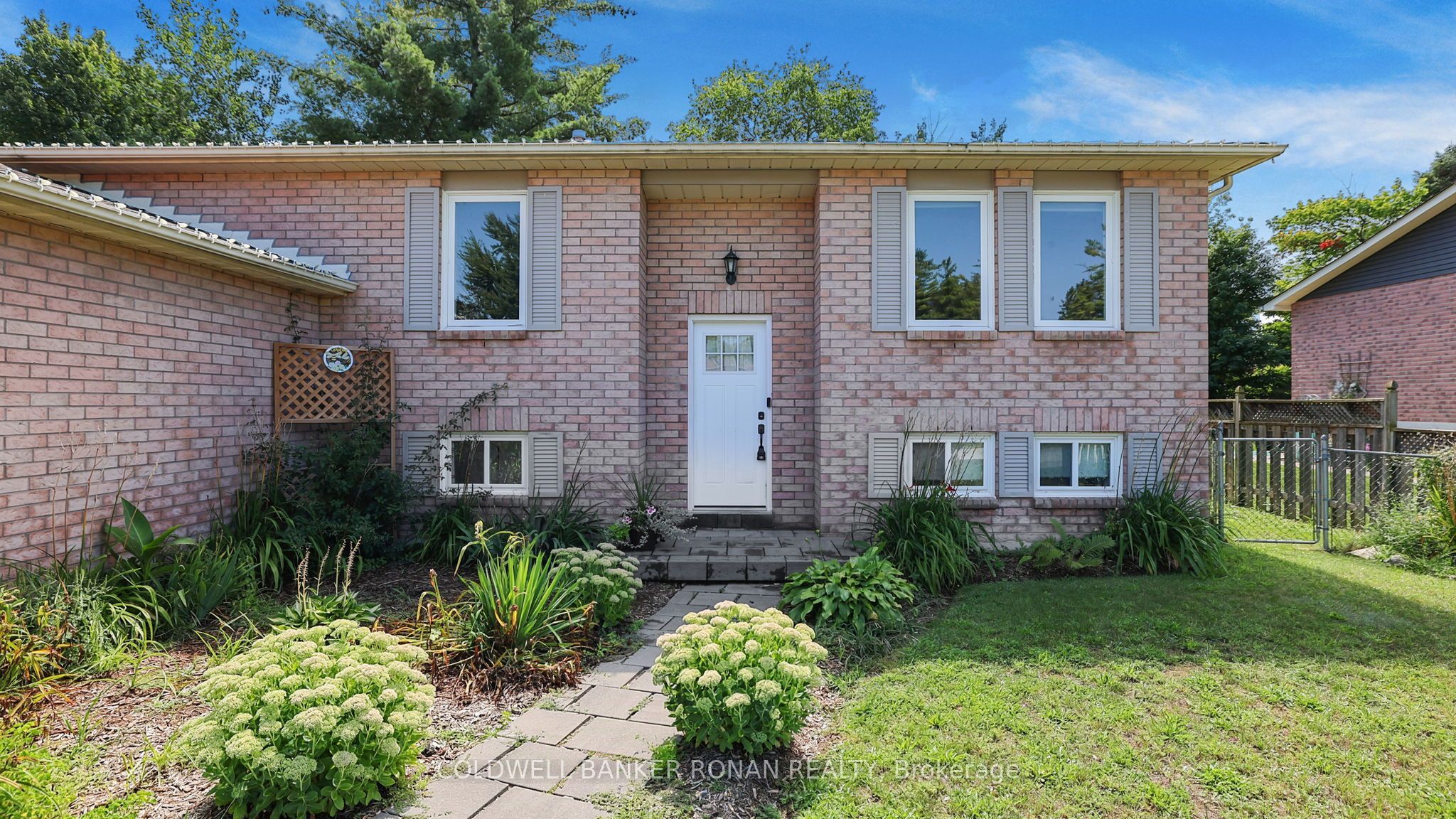 8 McCarthy Crescent, Essa, ON L0M 1B3 photo 2