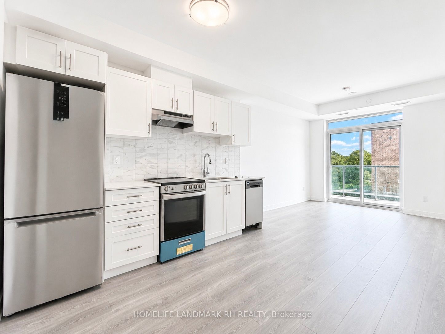 715 Davis Drive 204, Newmarket, ON L3Y 0J2 photo 2