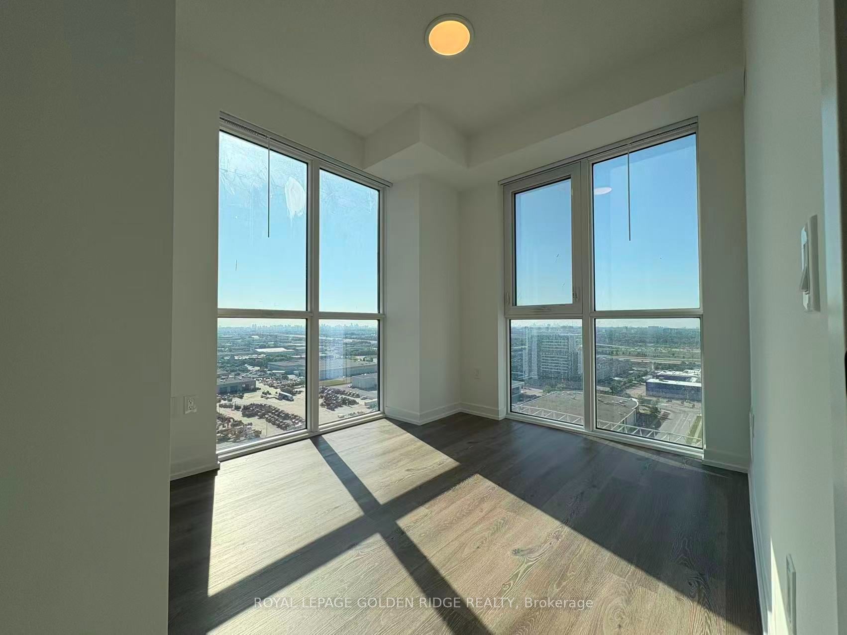 28 Interchange Way 2510, Vaughan, ON L4K 5Z7 photo 2