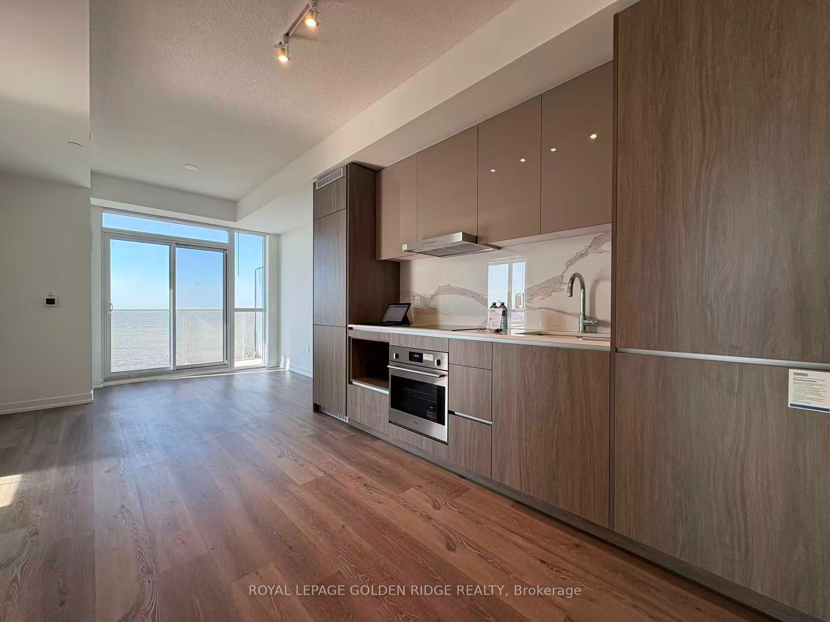 28 Interchange Way 2510, Vaughan, ON L4K 5Z7 photo 5