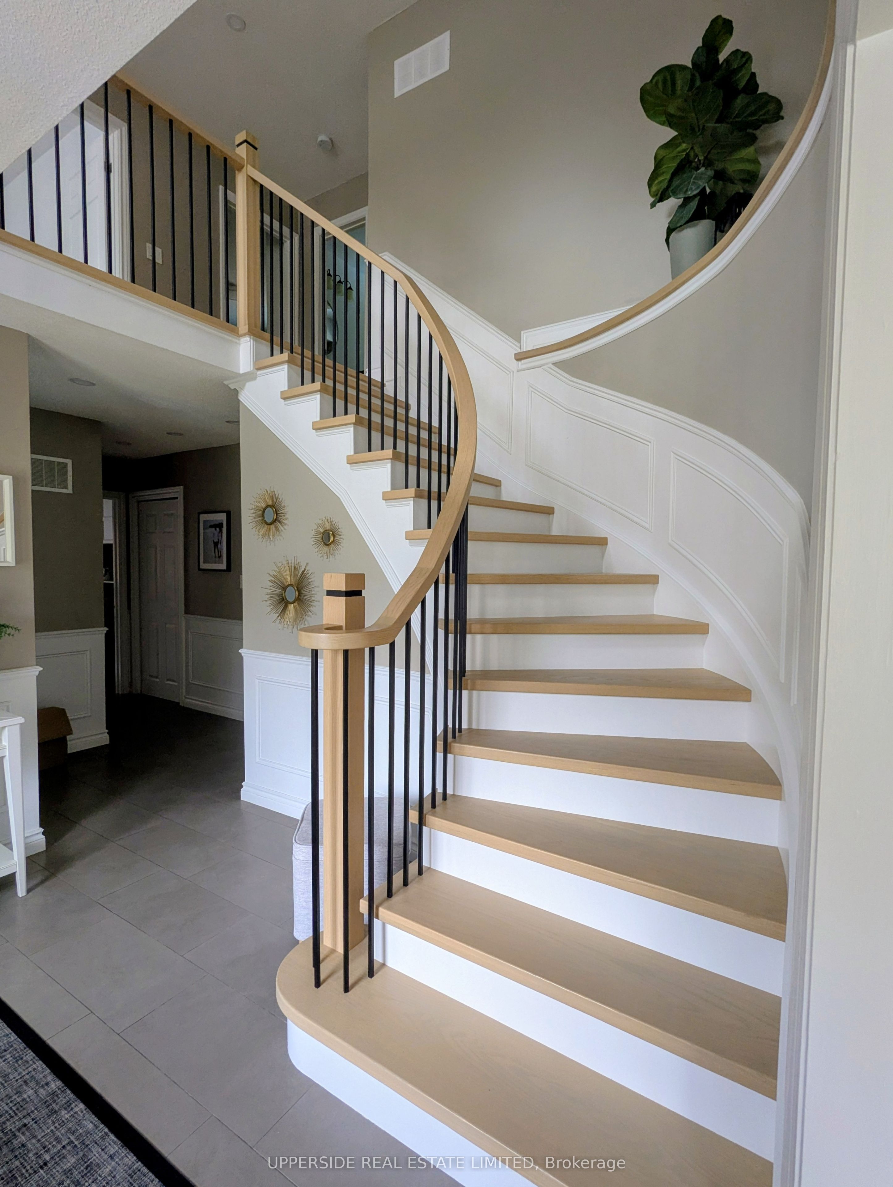 1055 Easthill Court, Newmarket, ON L3Y 5V4 photo 3