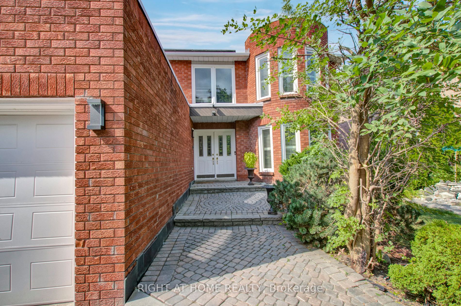 53 Waltham Crescent, Richmond Hill, ON L4B 1Z3 photo 2