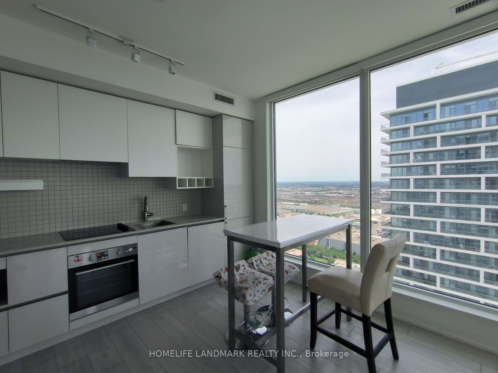 898 Portage Parkway 5803, Vaughan, ON L4K 0J6 photo 2