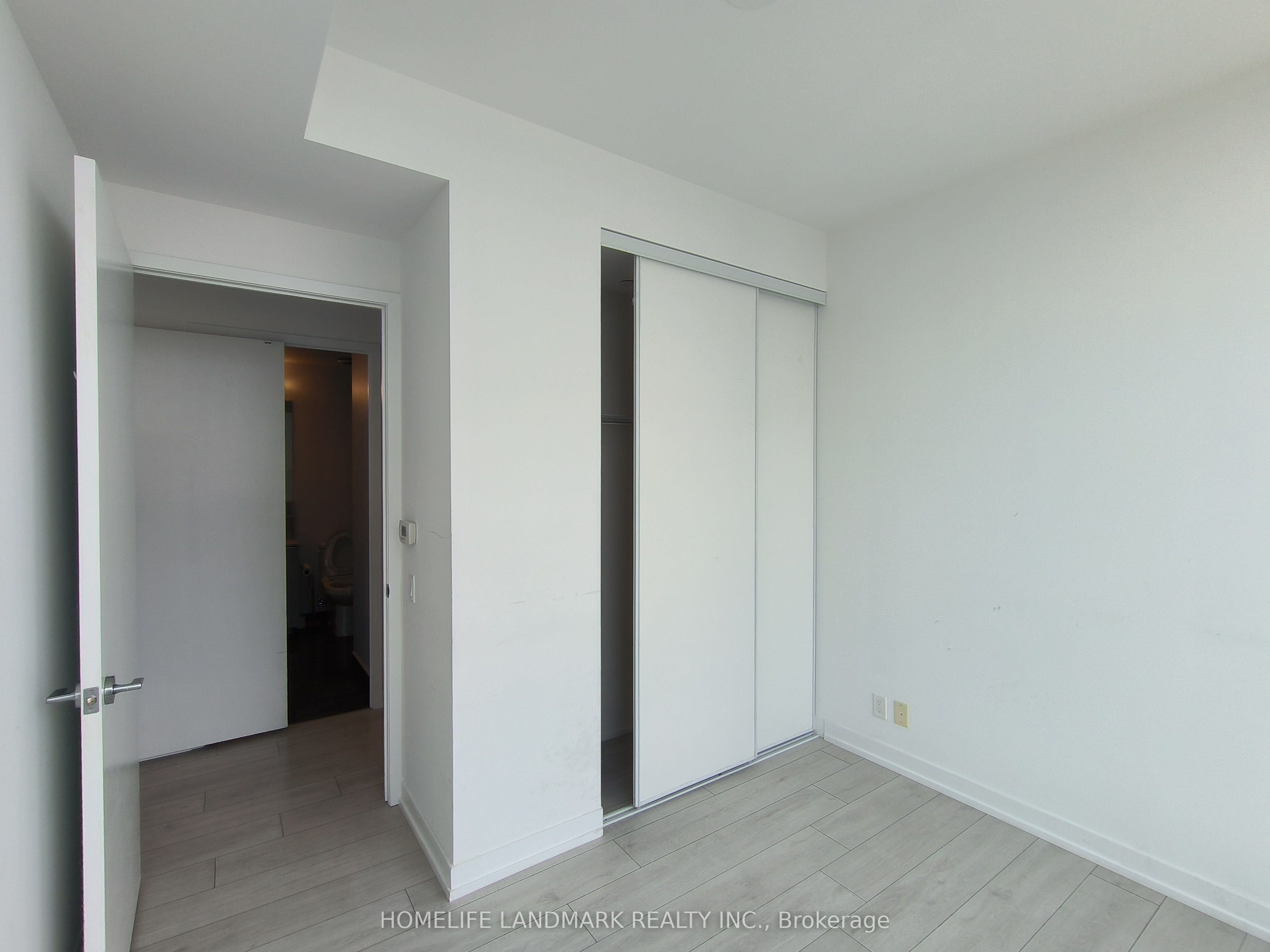 898 Portage Parkway 5803, Vaughan, ON L4K 0J6 photo 5