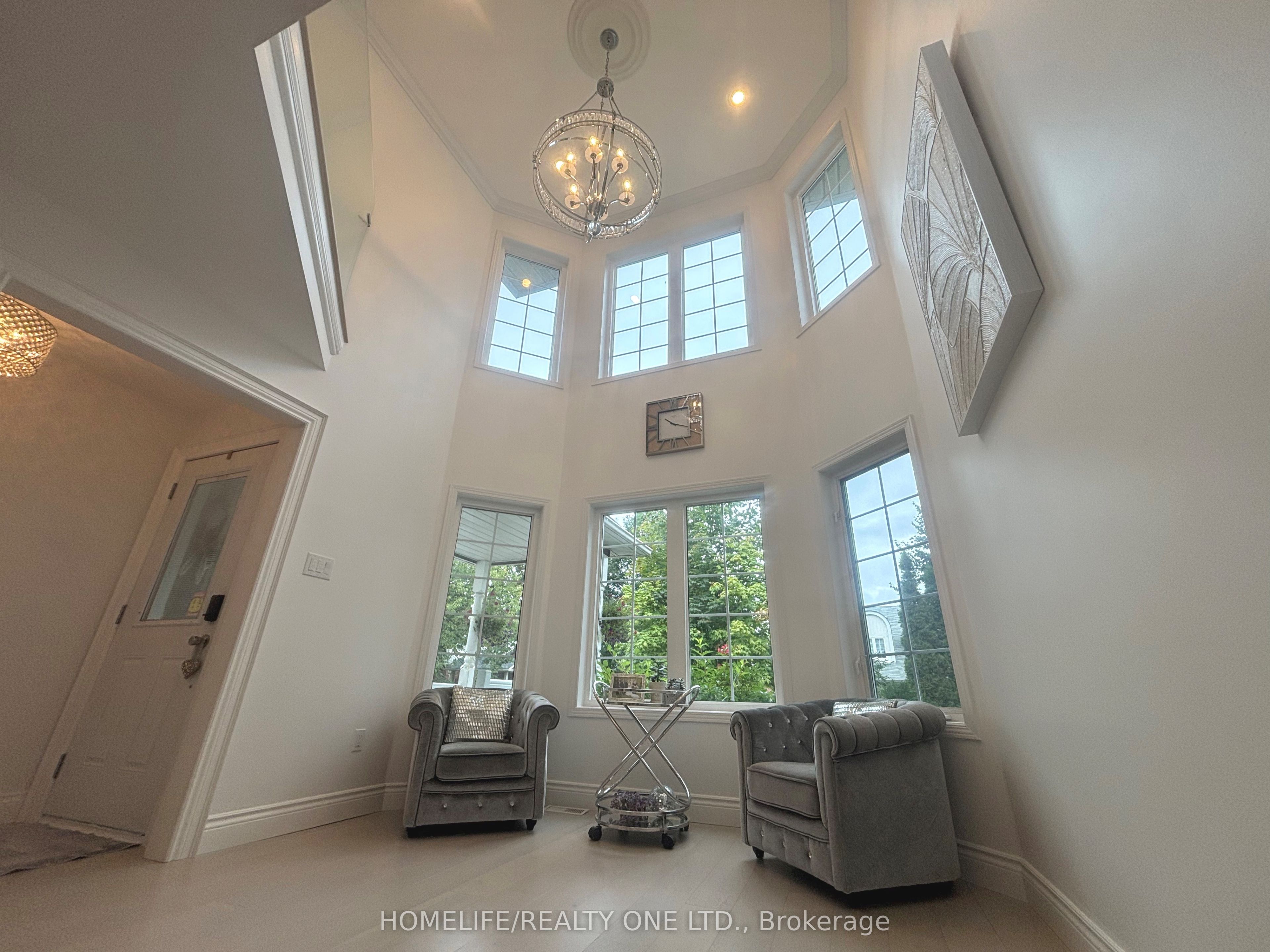27 Glasgow Crescent, Georgina, ON L4P 4A9 photo 3