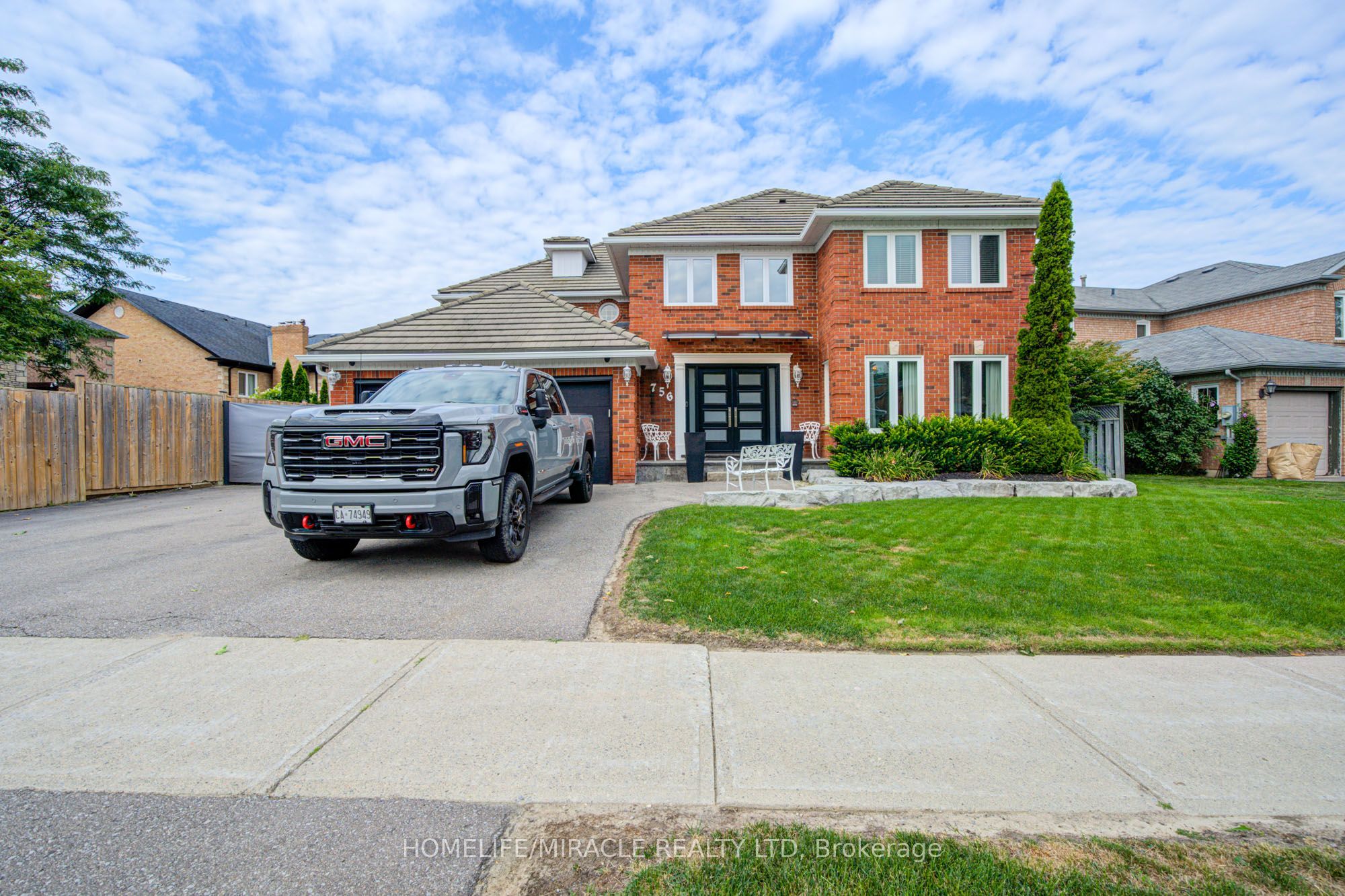 756 Kingsmere Avenue, Newmarket, ON L3X 1K6 photo 2