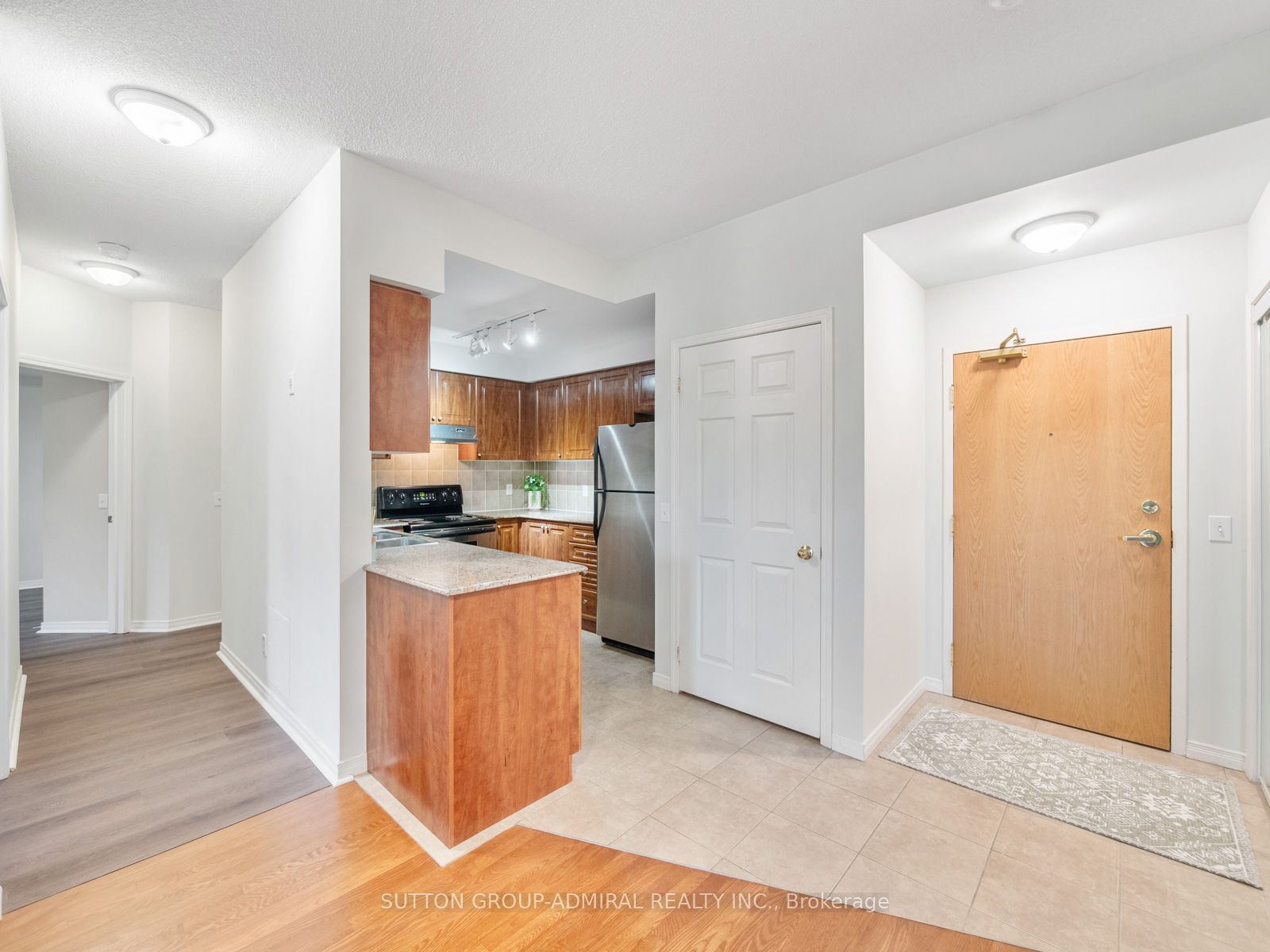 1 Maison Parc Court 215, Vaughan, ON L4J 9K1 photo 4