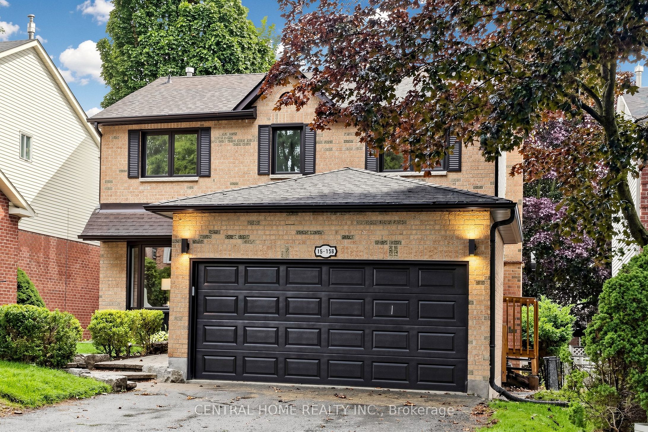 15 Closs Square, Aurora, ON L4G 5H9 photo 2