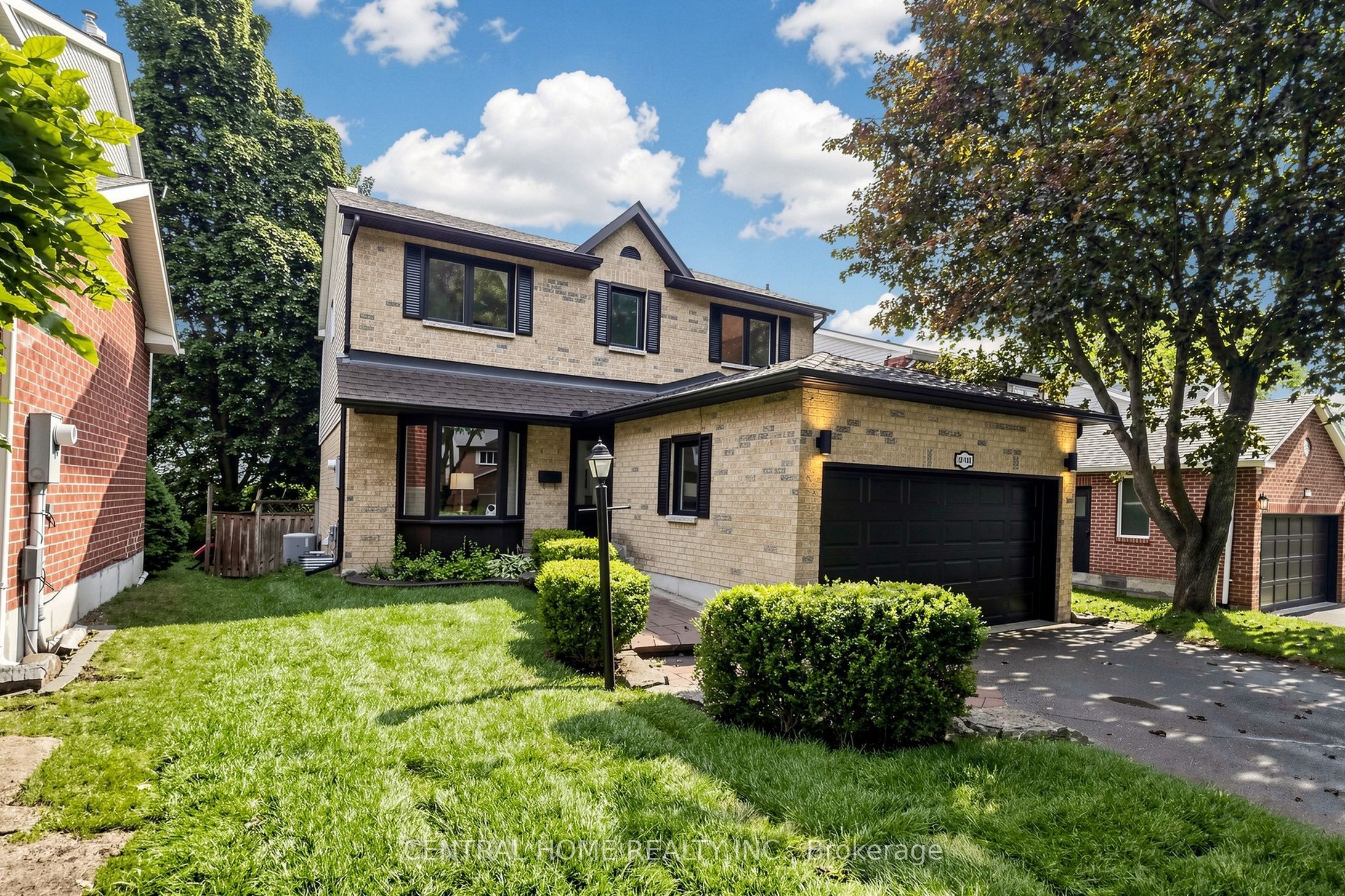 15 Closs Square, Aurora, ON L4G 5H9 photo 3